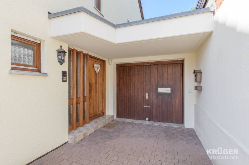 Hauseingang mit Garage