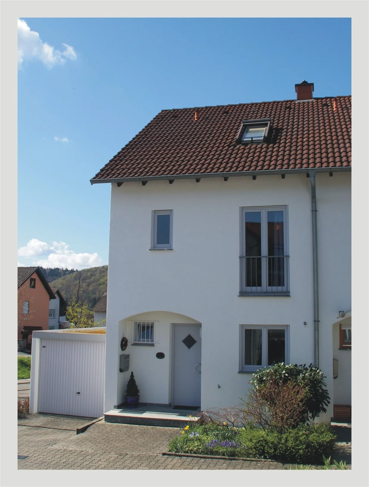 Pfinztal-Berghausen / familienfreundliches und helles Reihenendhaus mit EBK, schönem Garten, Terrasse und Garage, uvm. / zeitnah freiwerdend