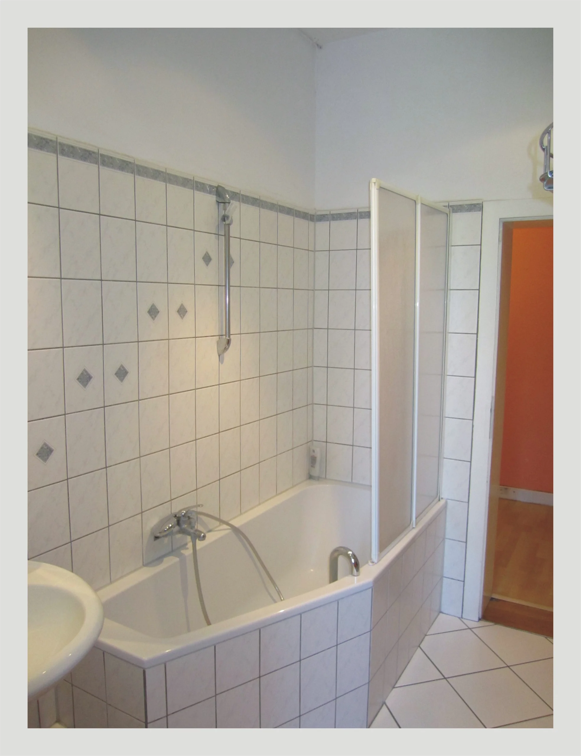 KA-Weststadt / vermietete 3-Zi-Altbau-Whg mit großzügigem Balkon, Loggia und eigenem Garten in zentraler Lage