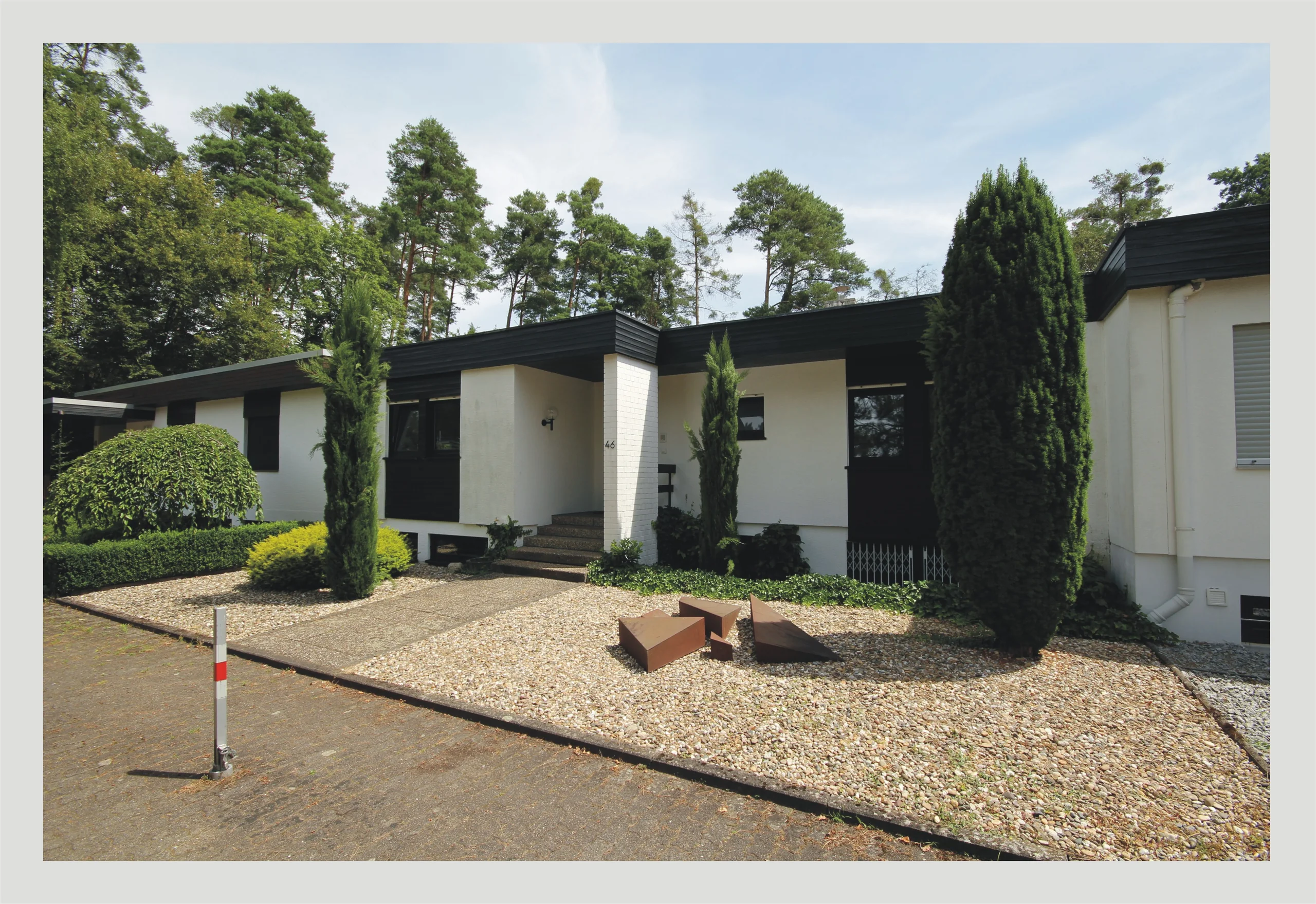 KA-Waldstadt / geräumiger Bungalow mit Terrasse, tollem Gartenbereich und zwei Garagen in ruhiger Waldrandlage / freiwerdend