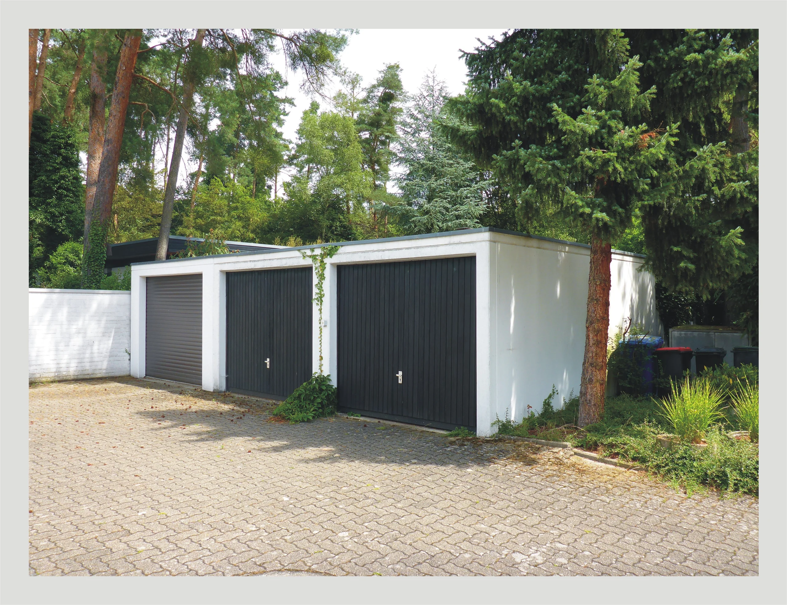 KA-Waldstadt / geräumiger Bungalow mit Terrasse, tollem Gartenbereich und zwei Garagen in ruhiger Waldrandlage / freiwerdend