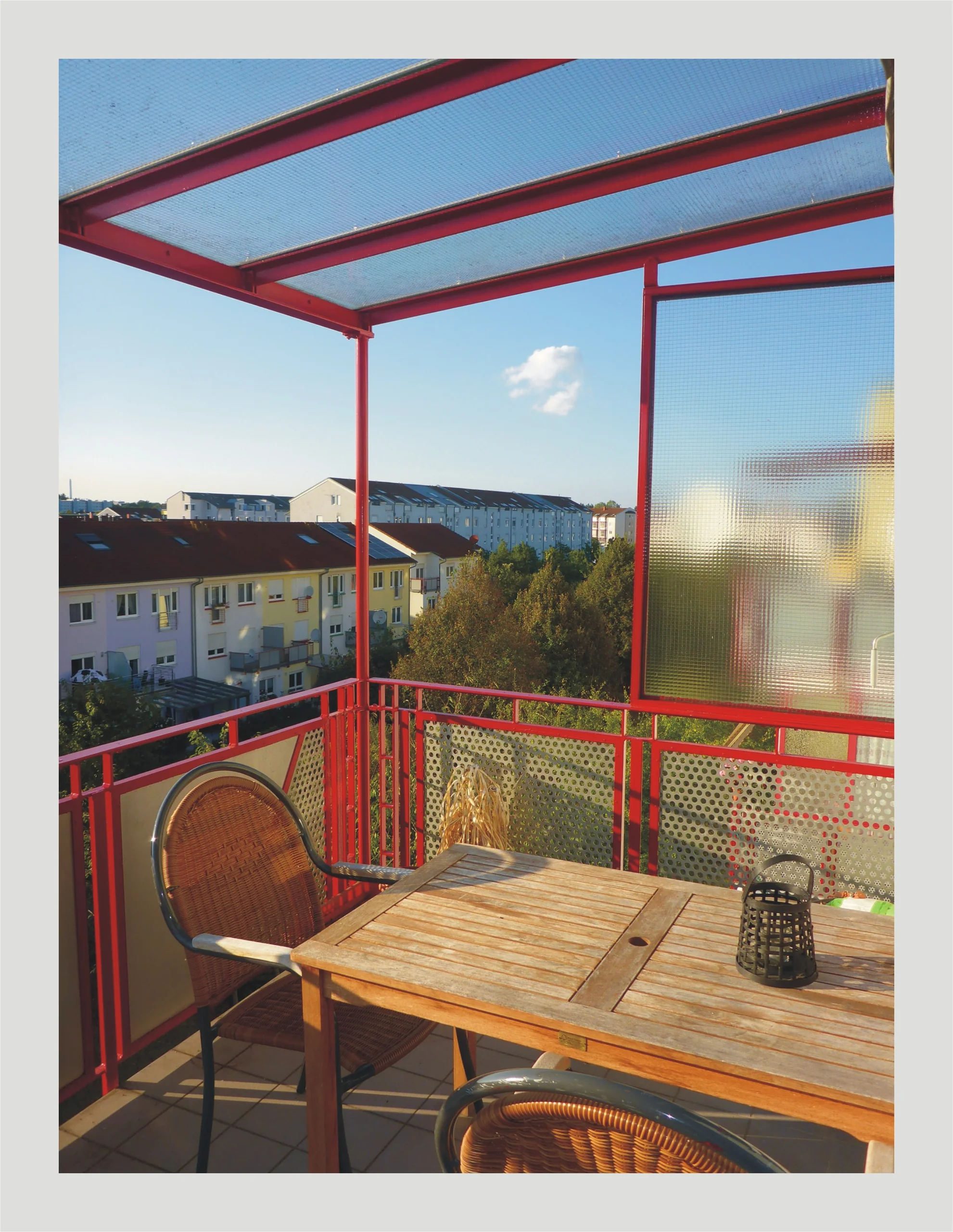 helle und gepflegte 2-Zimmer-Wohnung mit Balkon und Tiefgaragenstellplatz in toller Wohnlage / zeitnah bezugsfrei