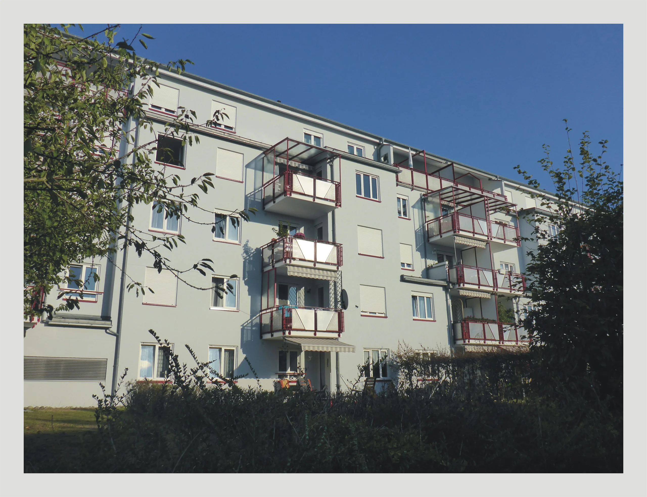 helle und gepflegte 2-Zimmer-Wohnung mit Balkon und Tiefgaragenstellplatz in toller Wohnlage / zeitnah bezugsfrei