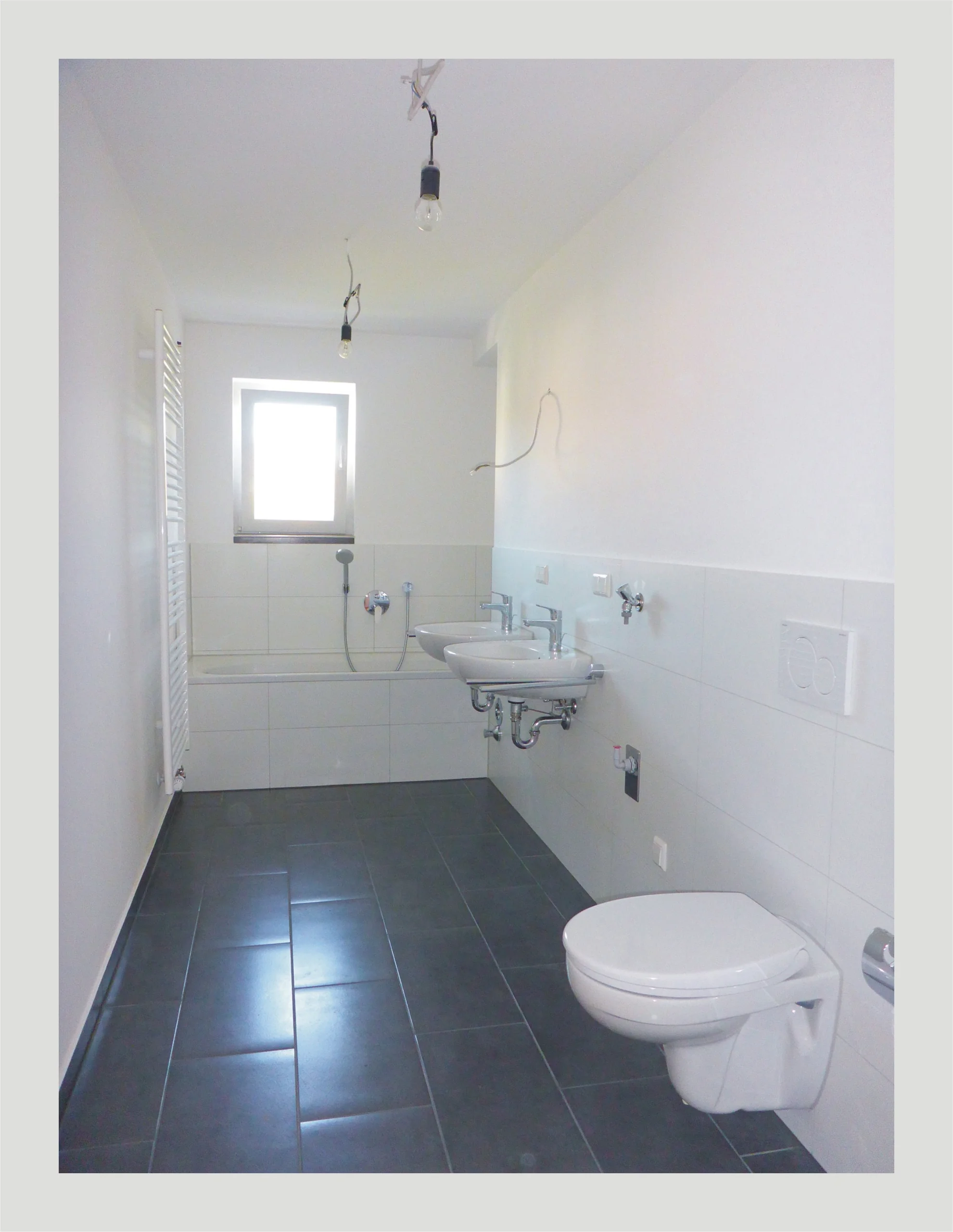 Erstbezug nach Sanierung / außergewöhnliche und lichtdurchflutete 4-Zi-DG-Maisonette-Studio-Whg mit Balkon, Dachterrasse, Garten, uvm.
