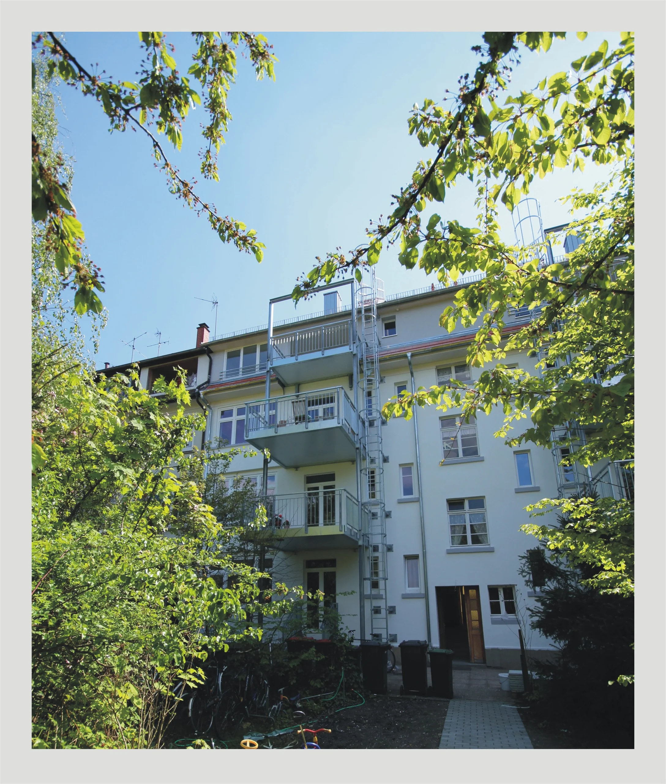 Erstbezug nach Sanierung / außergewöhnliche und lichtdurchflutete 4-Zi-DG-Maisonette-Studio-Whg mit Balkon, Dachterrasse, Garten, uvm.