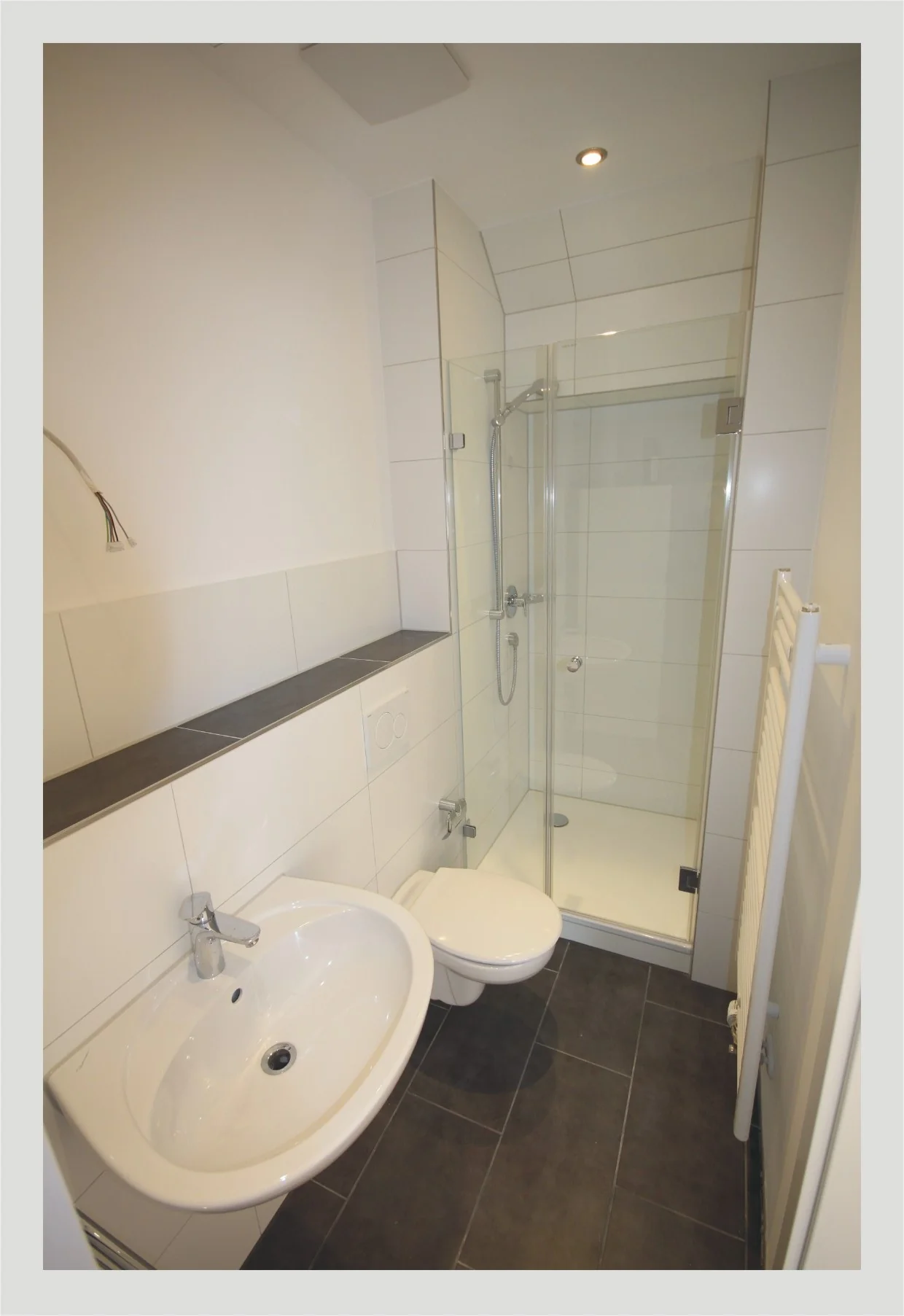 Erstbezug nach Sanierung / außergewöhnliche und lichtdurchflutete 4-Zi-DG-Maisonette-Studio-Whg mit Balkon, Dachterrasse, Garten, uvm.