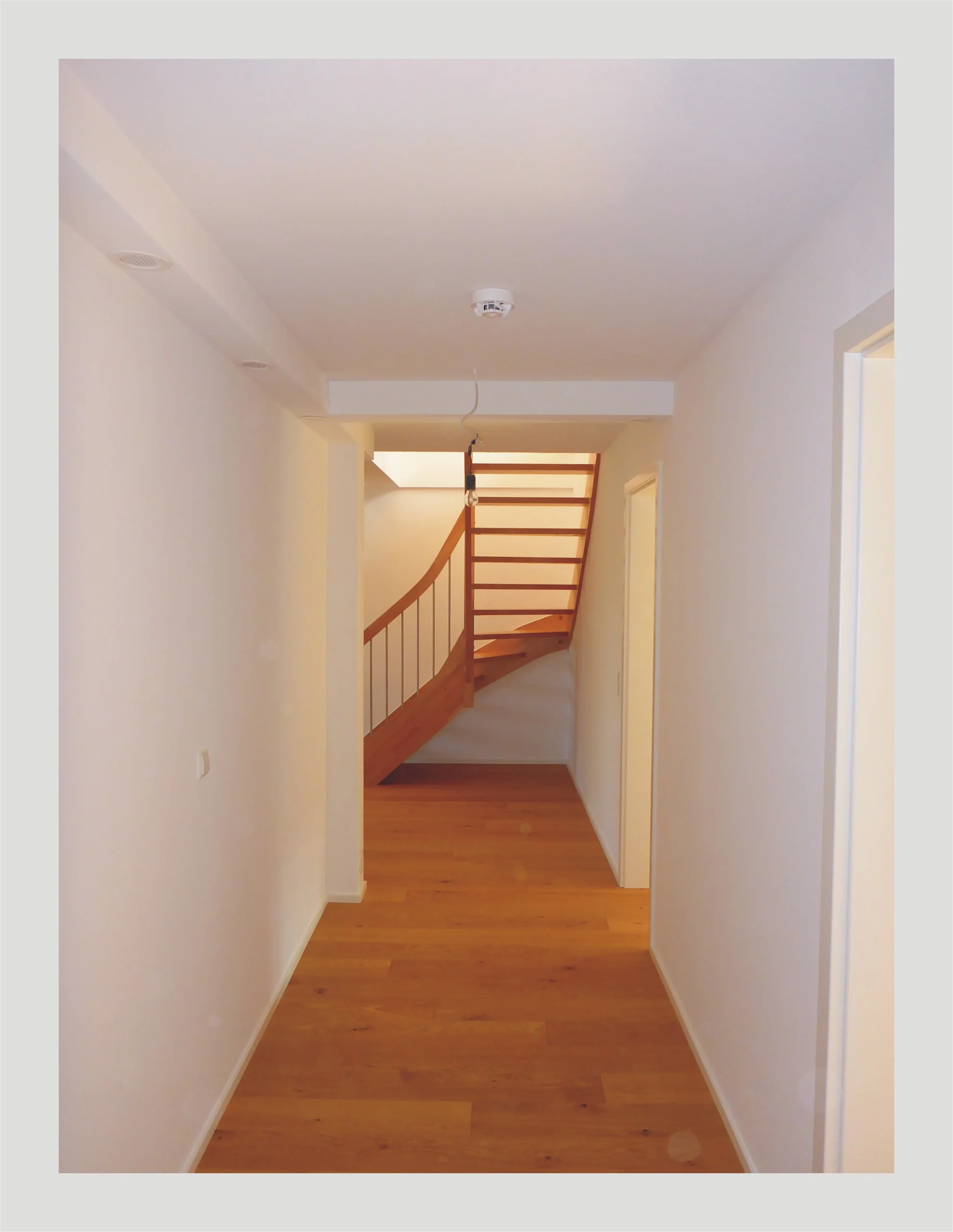 Erstbezug nach Sanierung / außergewöhnliche und lichtdurchflutete 4-Zi-DG-Maisonette-Studio-Whg mit Balkon, Dachterrasse, Garten, uvm.