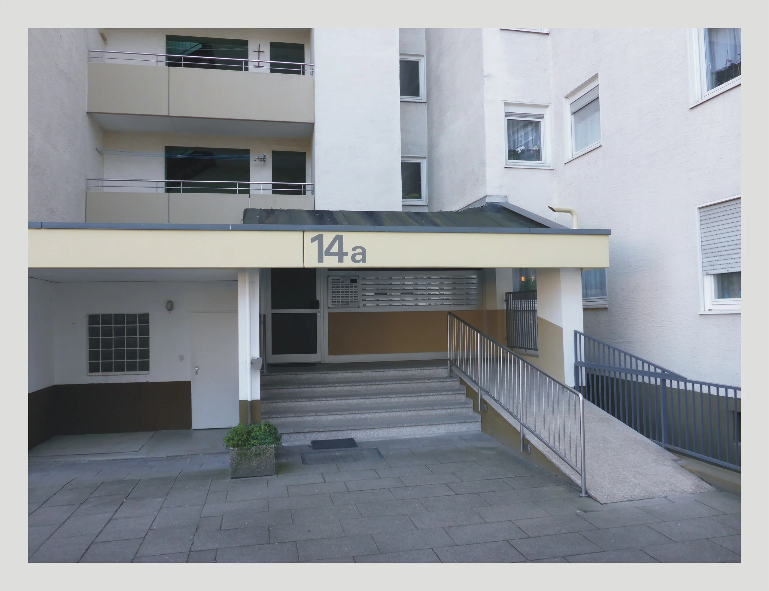 helle & gut geschnittene 3-Zi-Wohnung mit Süd-West-Loggia, Weitblick und Garage / sofort bezugsfrei