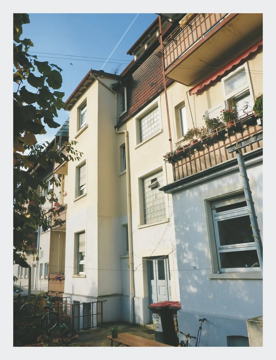Karlsruhe-Grünwinkel / stilvolles Mehrfamilienhaus mit 6 Wohnungen, 3 davon bezugsfrei - mit Balkonen, Terrasse und schönem Garten - Zusätzliche Ausbaureserve im Speicher