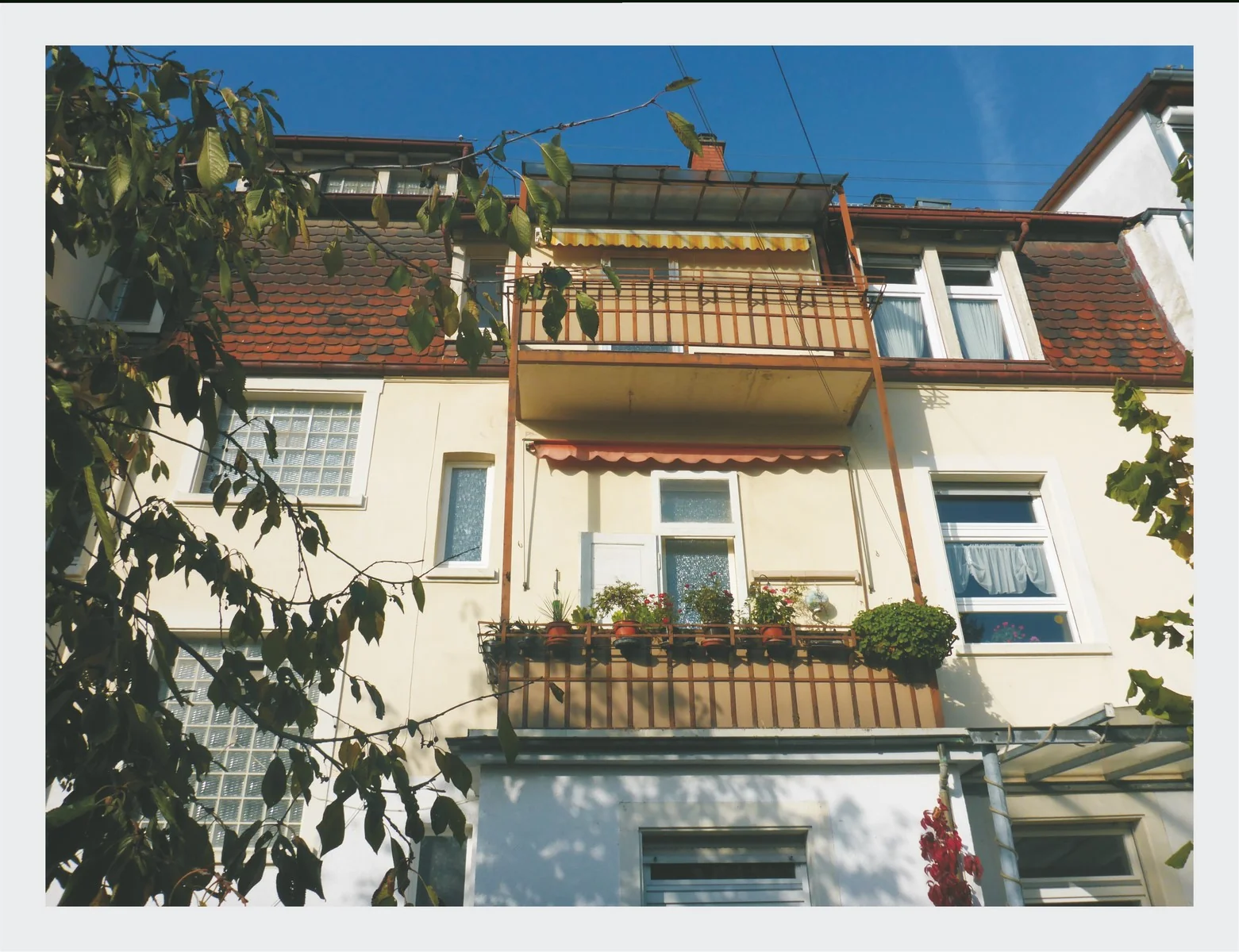Karlsruhe-Grünwinkel / stilvolles Mehrfamilienhaus mit 6 Wohnungen, 3 davon bezugsfrei - mit Balkonen, Terrasse und schönem Garten - Zusätzliche Ausbaureserve im Speicher