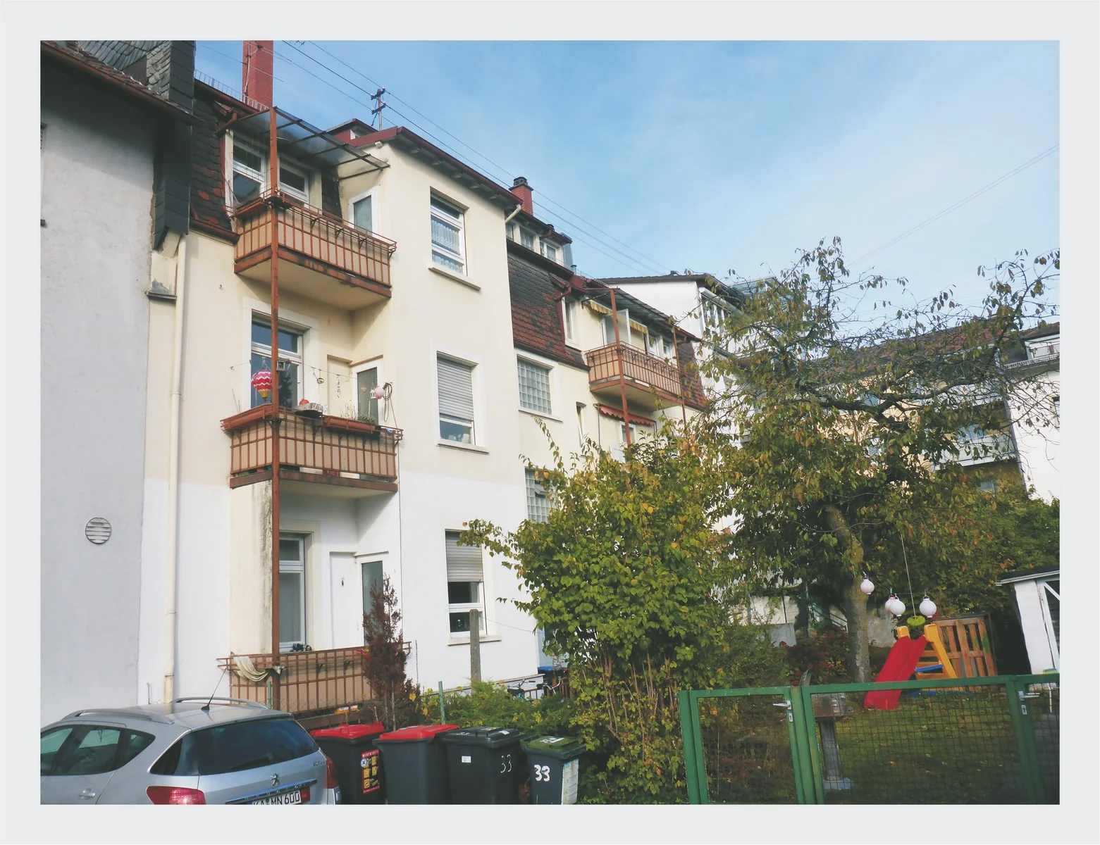 Karlsruhe-Grünwinkel / stilvolles Mehrfamilienhaus mit 6 Wohnungen, 3 davon bezugsfrei - mit Balkonen, Terrasse und schönem Garten - Zusätzliche Ausbaureserve im Speicher