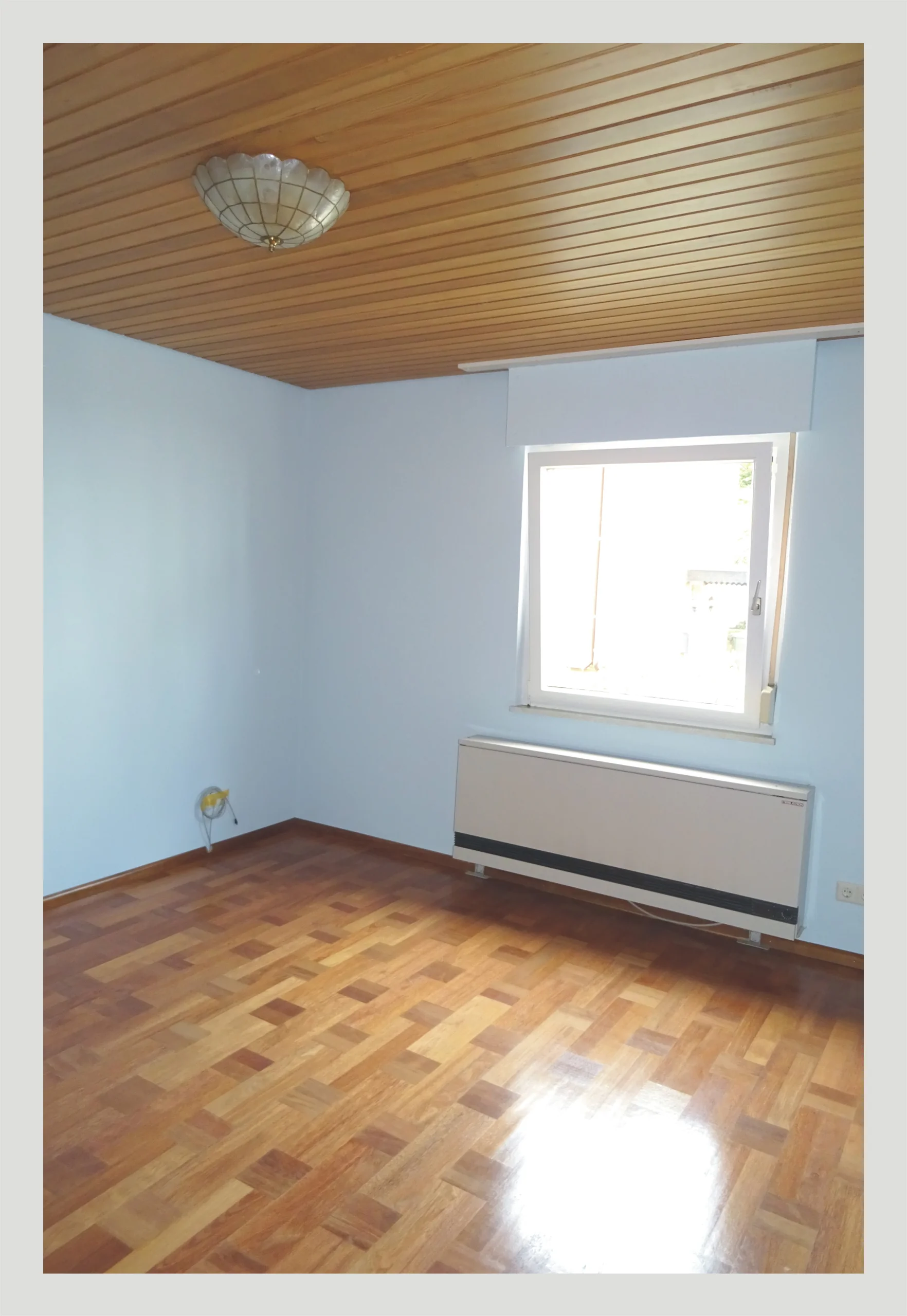 Pfinztal-Söllingen / Einfamilienhaus mit Garage-Werkstattgebäude, Garten und neuer Einbauküche / sofort bezugsfrei