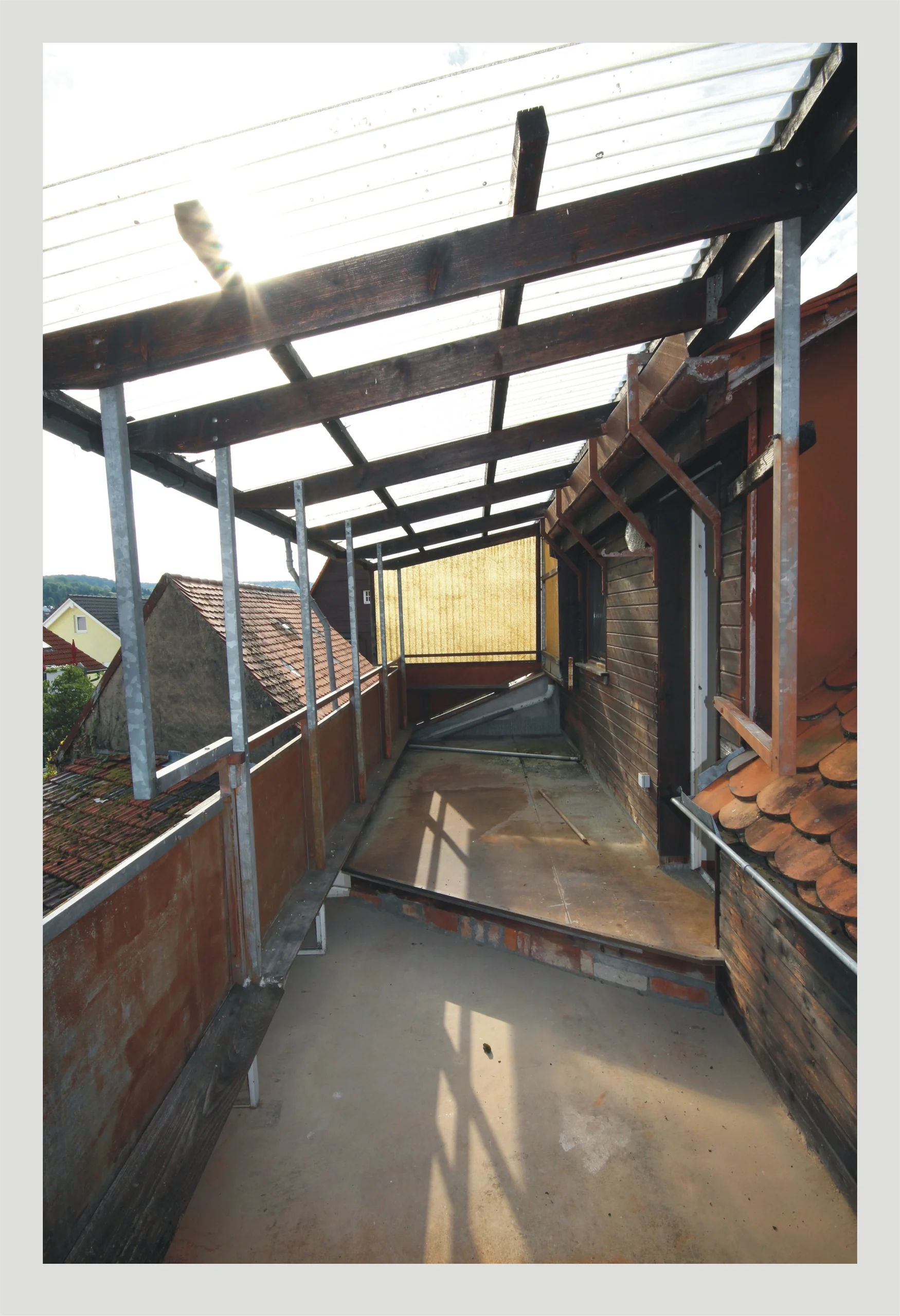 Pfinztal-Söllingen / Einfamilienhaus mit Garage-Werkstattgebäude, Garten und neuer Einbauküche / sofort bezugsfrei