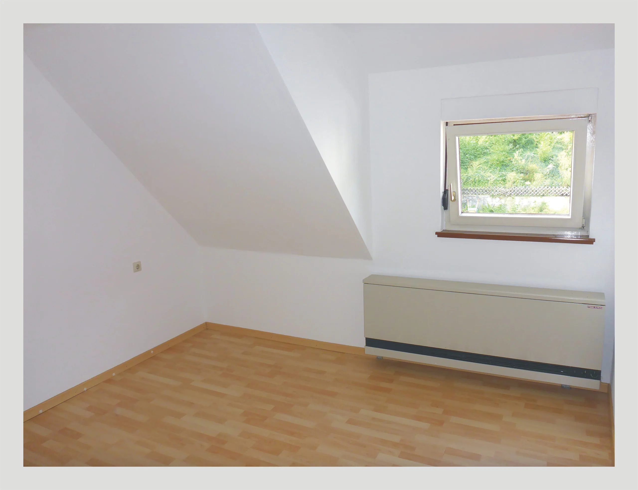 Pfinztal-Söllingen / Einfamilienhaus mit Garage-Werkstattgebäude, Garten und neuer Einbauküche / sofort bezugsfrei