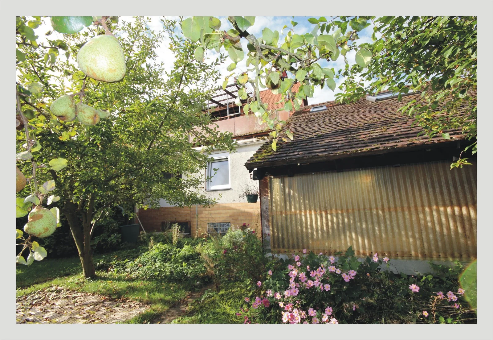 Pfinztal-Söllingen / Einfamilienhaus mit Garage-Werkstattgebäude, Garten und neuer Einbauküche / sofort bezugsfrei