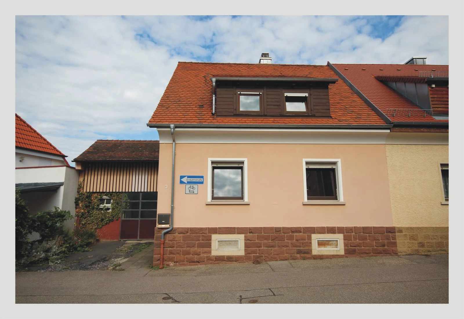 Pfinztal-Söllingen / Einfamilienhaus mit Garage-Werkstattgebäude, Garten und neuer Einbauküche / sofort bezugsfrei
