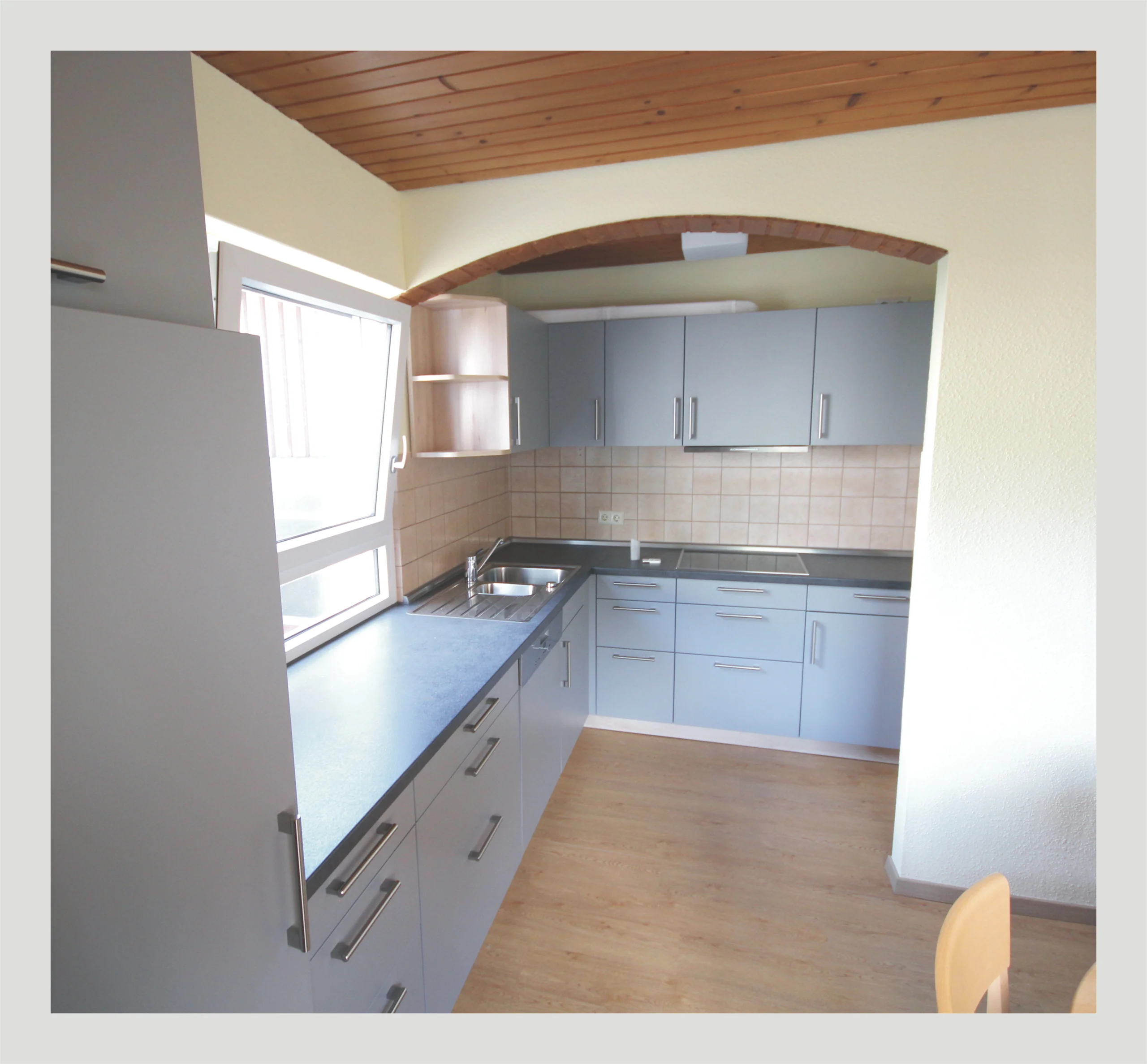 Pfinztal-Söllingen / Einfamilienhaus mit Garage-Werkstattgebäude, Garten und neuer Einbauküche / sofort bezugsfrei