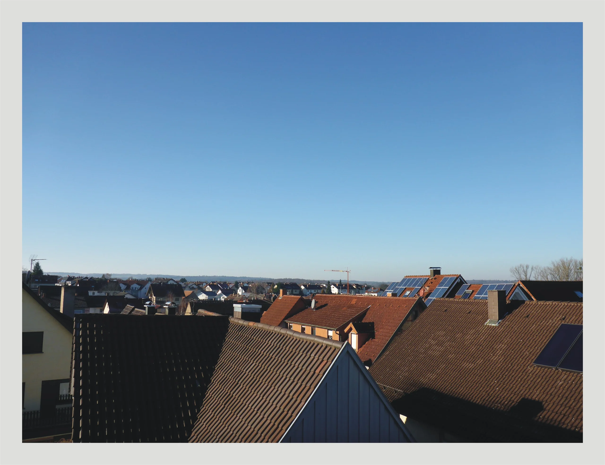 schöne 2-Zi-DG-Whg mit offenem und lichtdurchflutetem Wohn- & Essbereich, Dachterrasse mit Weitblick und Außenstellplatz