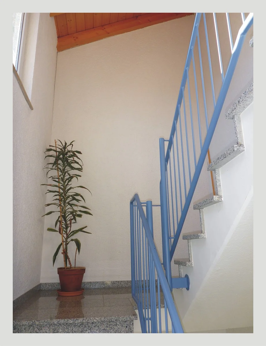 schöne 2-Zi-DG-Whg mit offenem und lichtdurchflutetem Wohn- & Essbereich, Dachterrasse mit Weitblick und Außenstellplatz