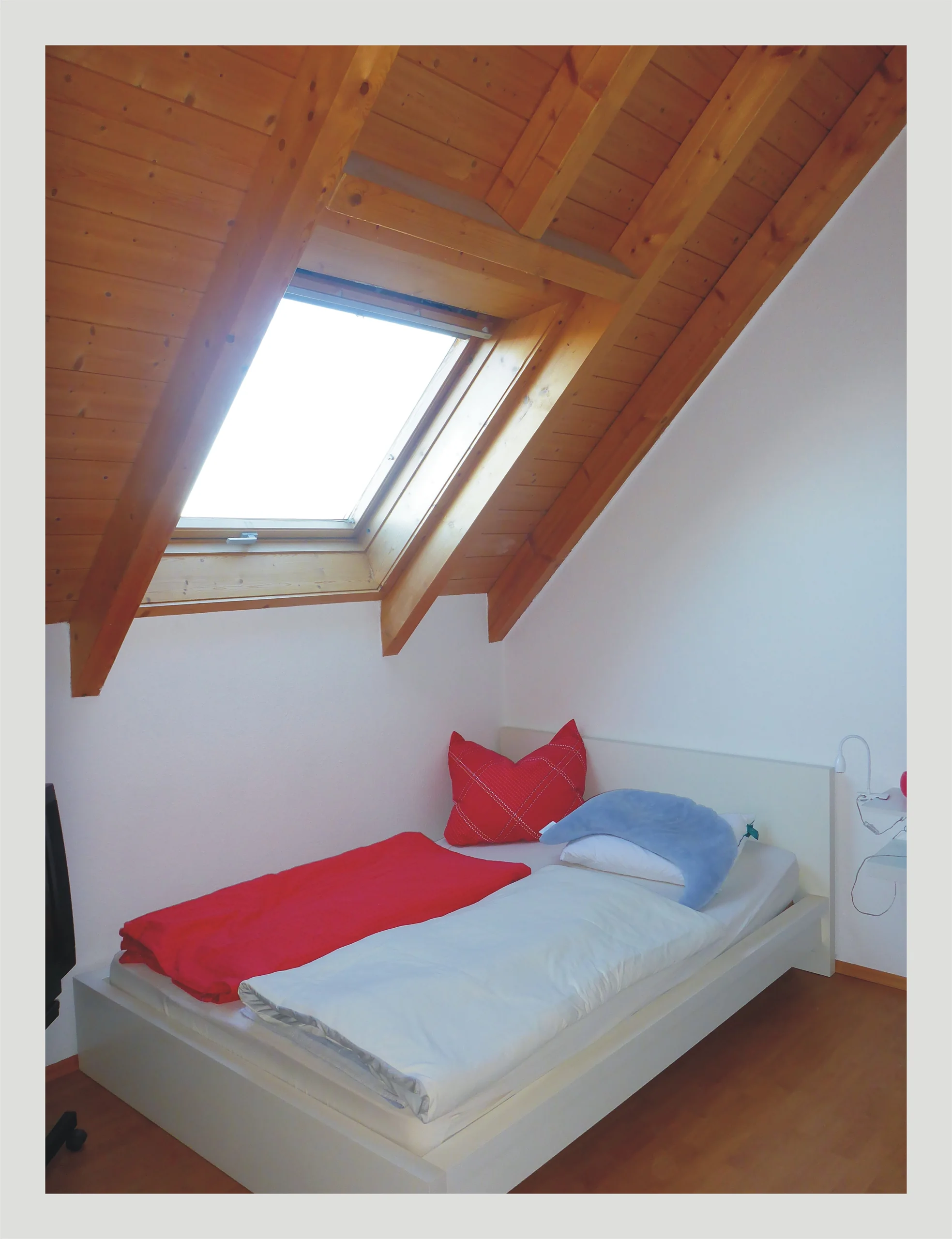 schöne 2-Zi-DG-Whg mit offenem und lichtdurchflutetem Wohn- & Essbereich, Dachterrasse mit Weitblick und Außenstellplatz