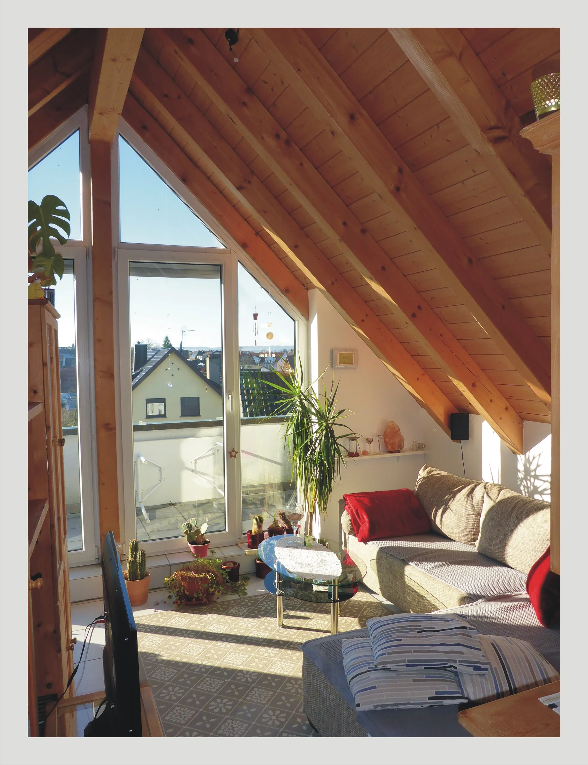 schöne 2-Zi-DG-Whg mit offenem und lichtdurchflutetem Wohn- & Essbereich, Dachterrasse mit Weitblick und Außenstellplatz
