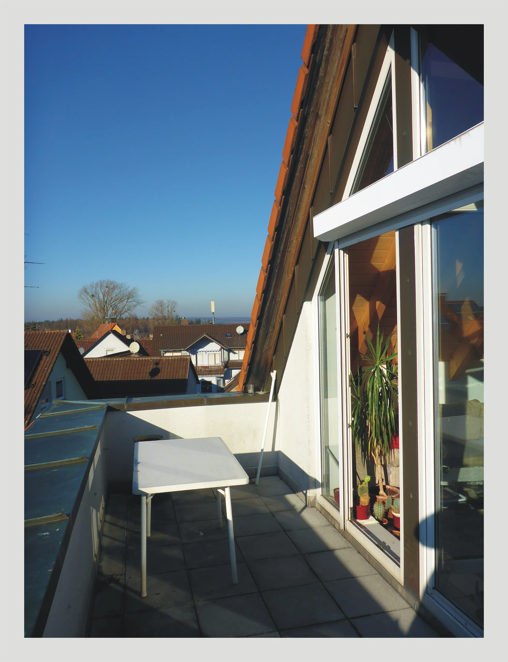schöne 2-Zi-DG-Whg mit offenem und lichtdurchflutetem Wohn- & Essbereich, Dachterrasse mit Weitblick und Außenstellplatz