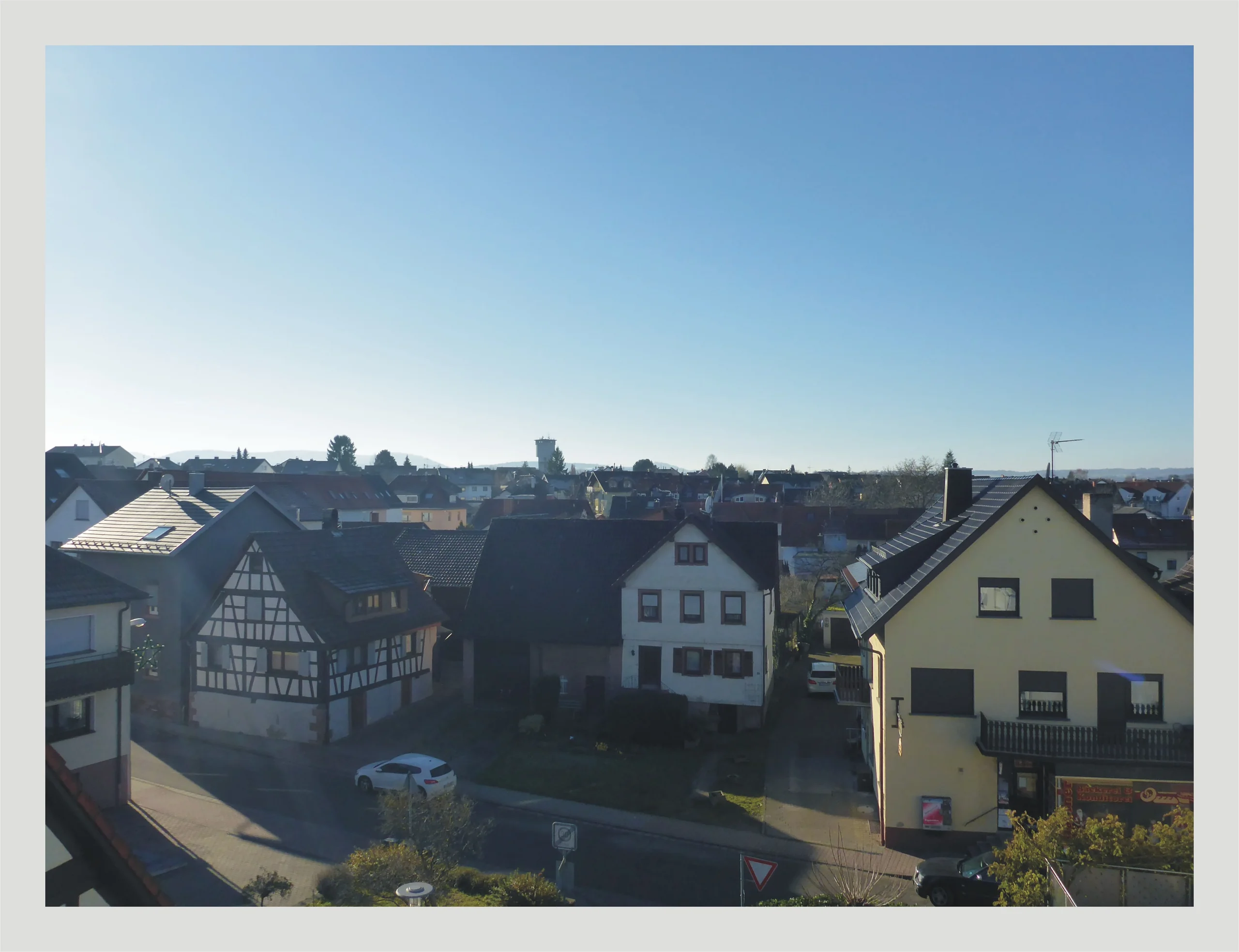 schöne 2-Zi-DG-Whg mit offenem und lichtdurchflutetem Wohn- & Essbereich, Dachterrasse mit Weitblick und Außenstellplatz