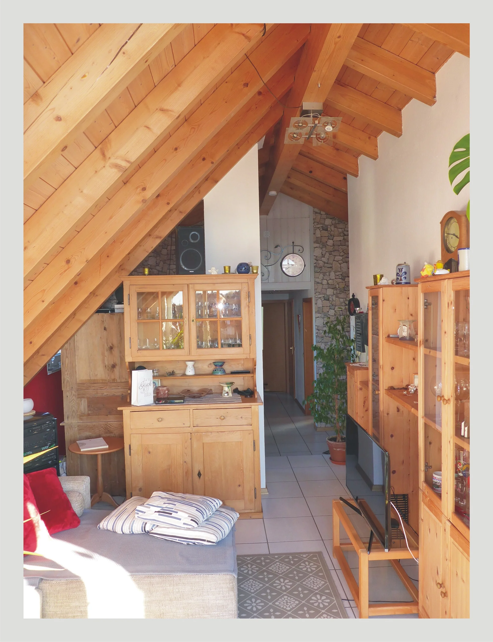 schöne 2-Zi-DG-Whg mit offenem und lichtdurchflutetem Wohn- & Essbereich, Dachterrasse mit Weitblick und Außenstellplatz