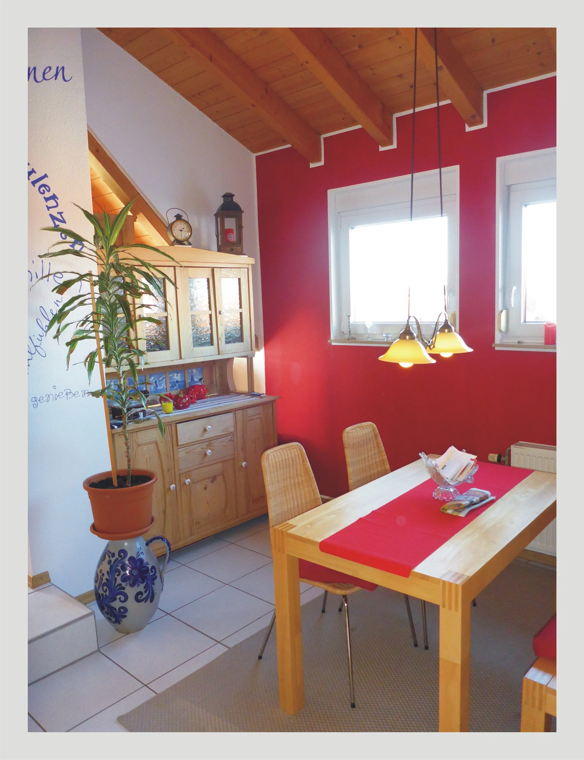 schöne 2-Zi-DG-Whg mit offenem und lichtdurchflutetem Wohn- & Essbereich, Dachterrasse mit Weitblick und Außenstellplatz