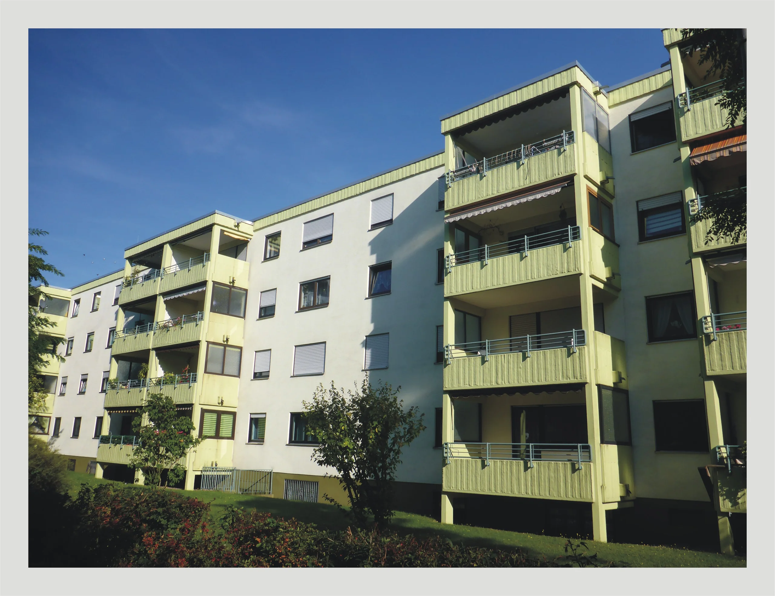 KA-Daxlanden / helle und gemütliche 3,5-Zi-Whg mit Loggia, EBK, großzügigem Hobbyraum (23m²), TG-Stellplatz & Keller in ruhiger Lage
