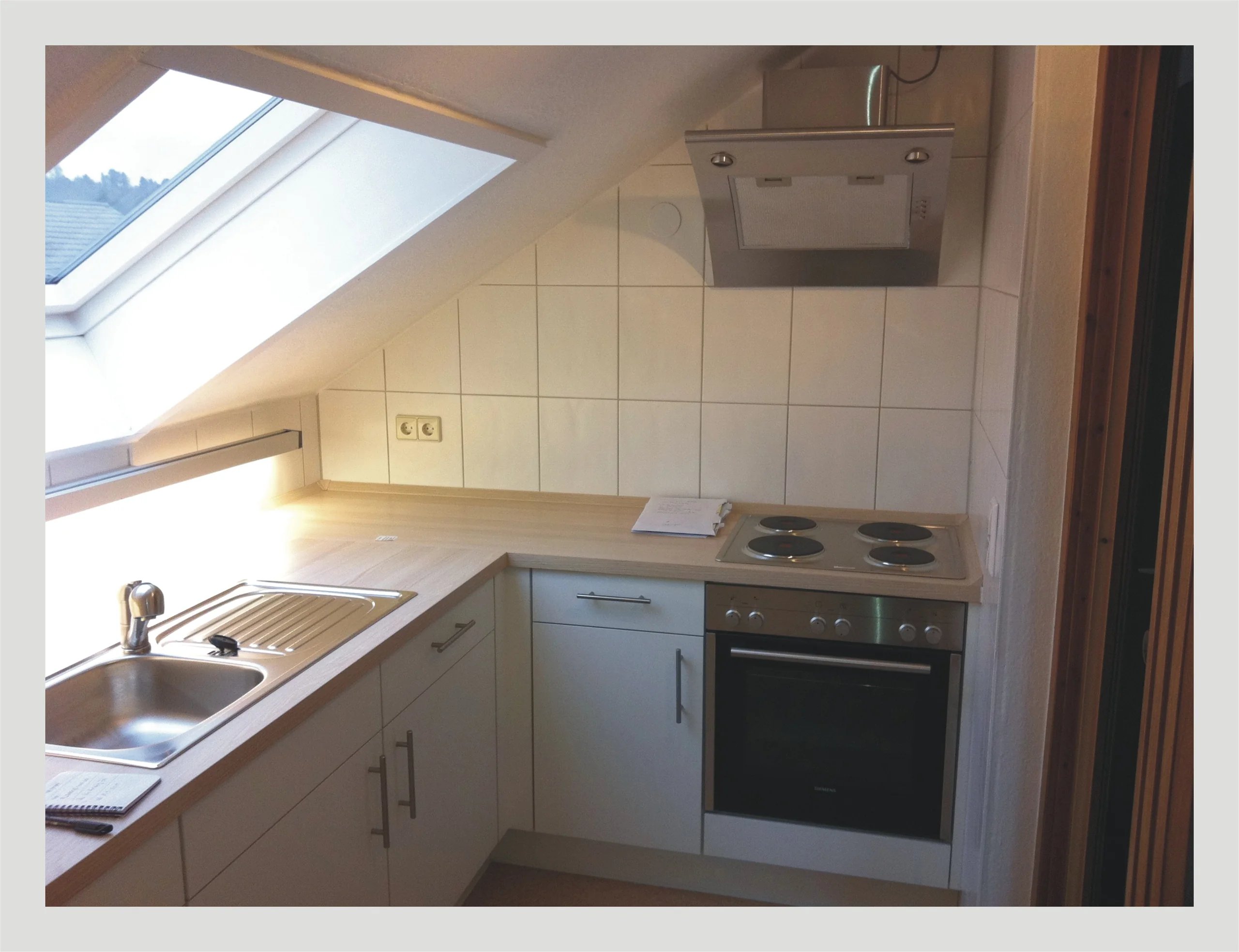 gepflegte 2-Zimmer-DG-Whg mit Einbauküche & Süd-Dachloggia / vermietet