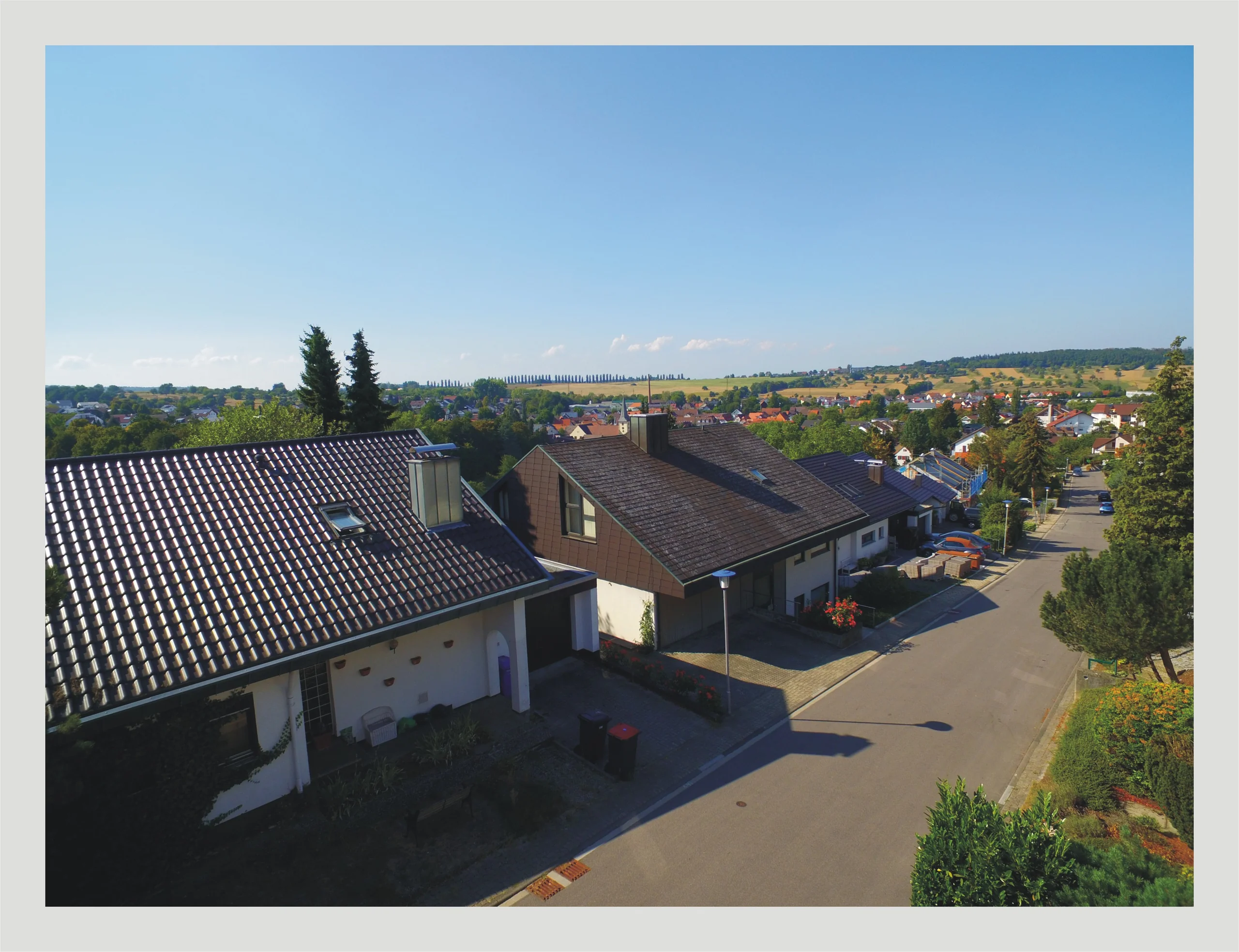 tolles Einfamilienhaus auf großzügigem Grundstück in ruhiger Ortsrand-Hanglage von Karlsruhe-Stupferich mit Terrasse, Garage, Dachboden als Ausbaureserve, uvm.
