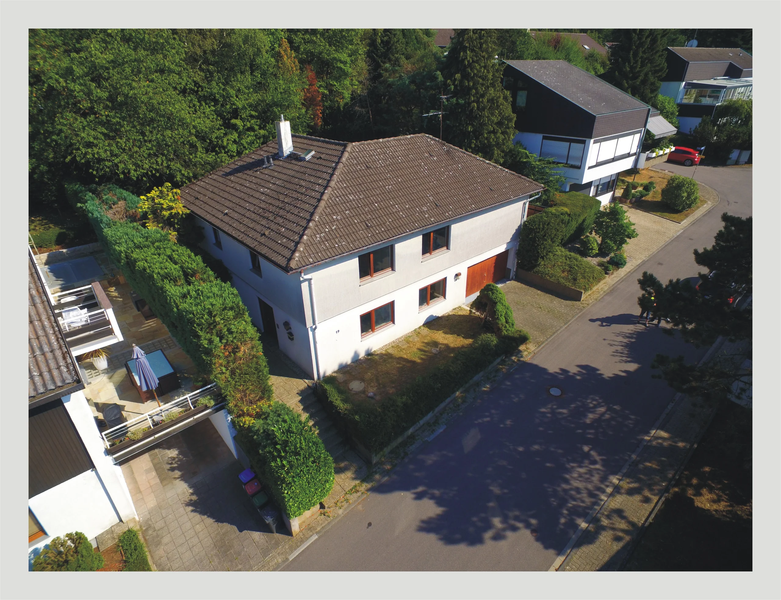 tolles Einfamilienhaus auf großzügigem Grundstück in ruhiger Ortsrand-Hanglage von Karlsruhe-Stupferich mit Terrasse, Garage, Dachboden als Ausbaureserve, uvm.