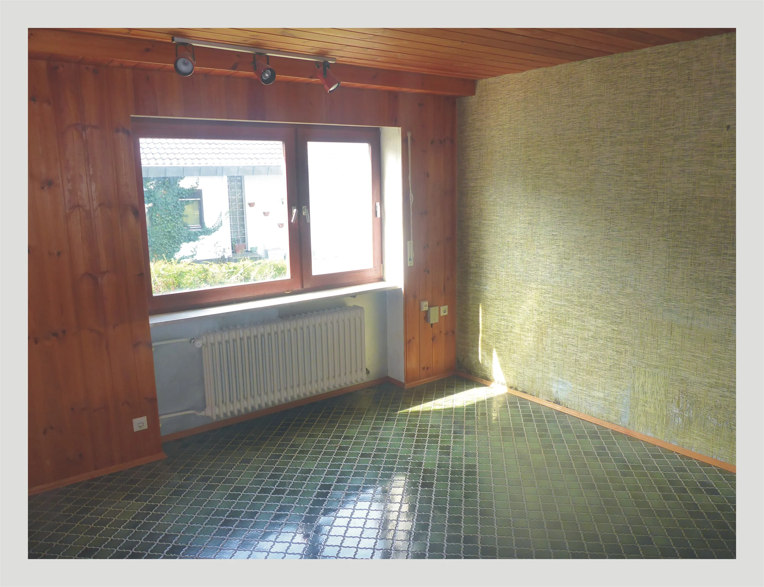 tolles Einfamilienhaus auf großzügigem Grundstück in ruhiger Ortsrand-Hanglage von Karlsruhe-Stupferich mit Terrasse, Garage, Dachboden als Ausbaureserve, uvm.