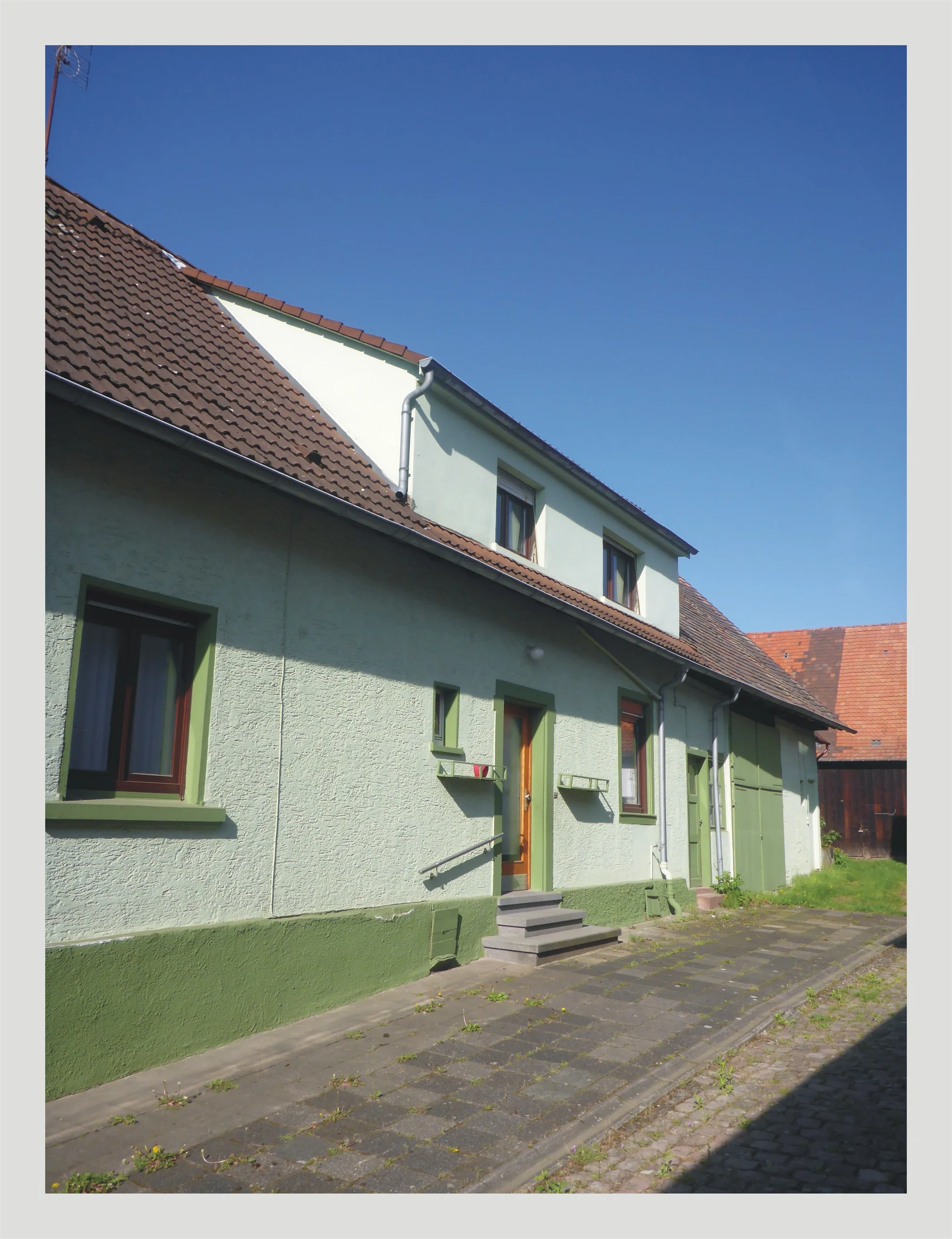 geräumiges Einfamilienhaus mit Scheune, Stallung, Hof- und Garten in Eggenstein / Ausbaureserven