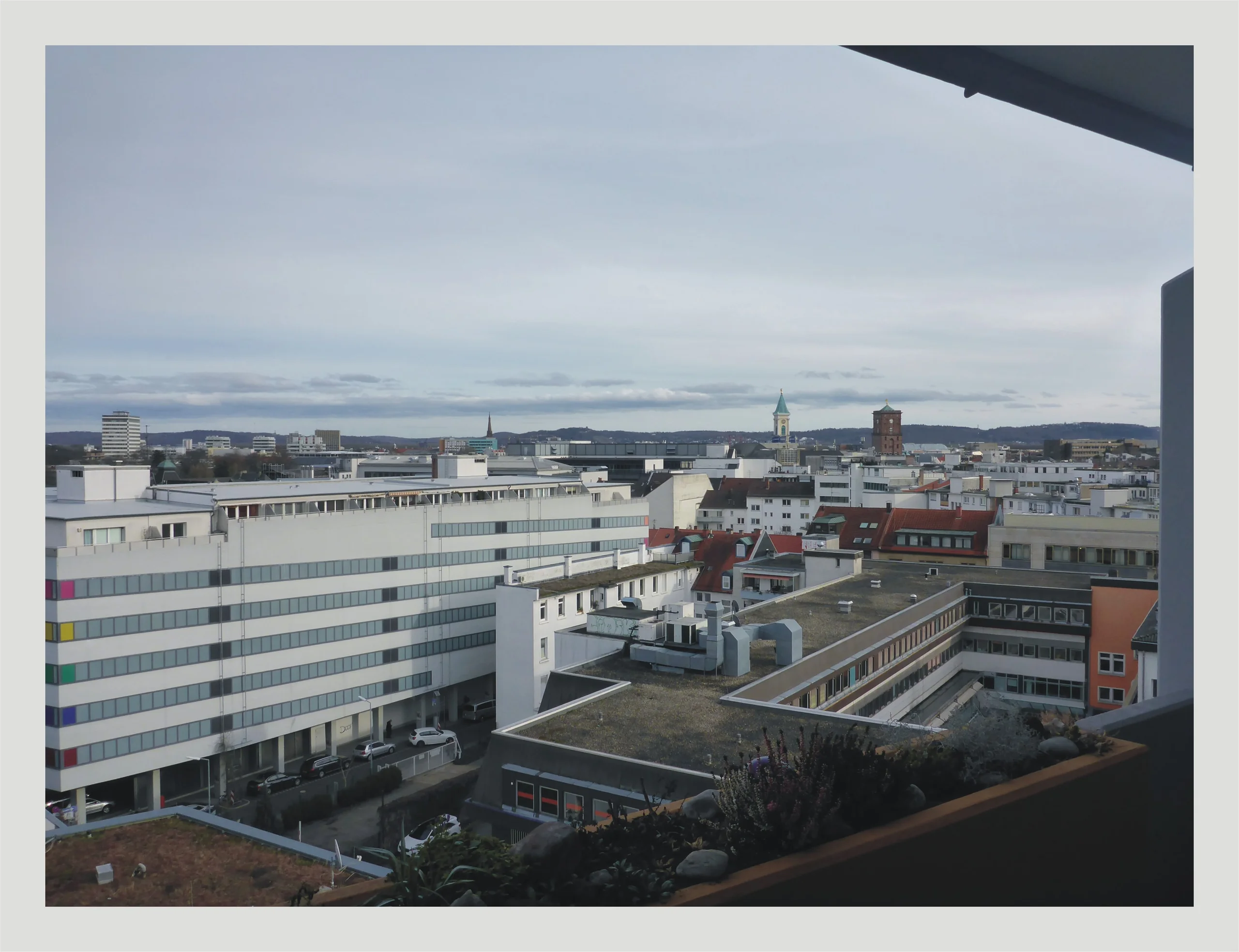 KA-Innenstadt / gepflegte 2,5-Zimmer-Wohnung mit Balkon, 8.OG mit Weitblick, Personenaufzug, TG-Stellplatz  / vermietet