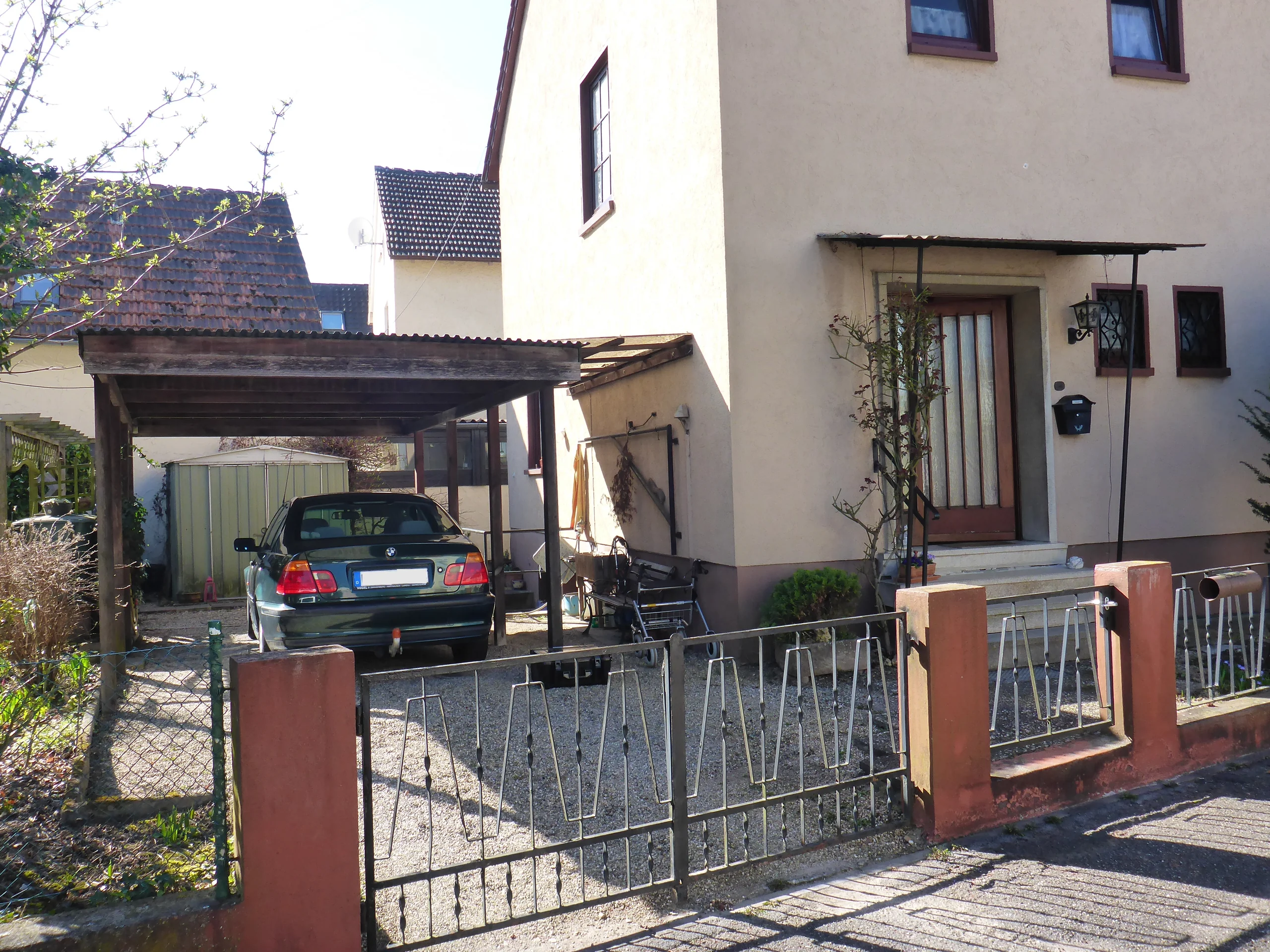 Kandel / Einfamilienhaus in zentraler Wohnlage mit Terrasse, Balkon und großzügigem Grundstück / Bezug nach Absprache