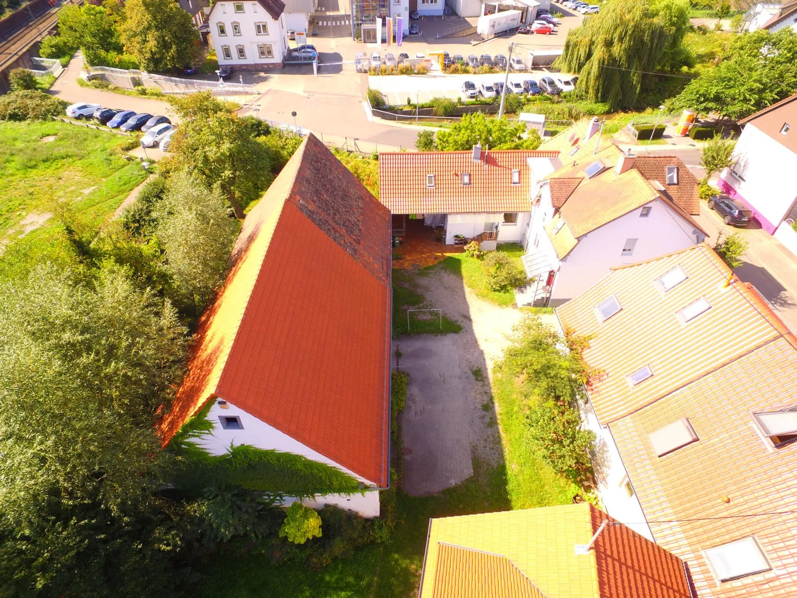 Graben-Neudorf / einzigartiges Gebäude-Ensemble aus Wohnhaus, Scheune und Rohbaugebäude auf tollem Grundstück direkt an der Heglach