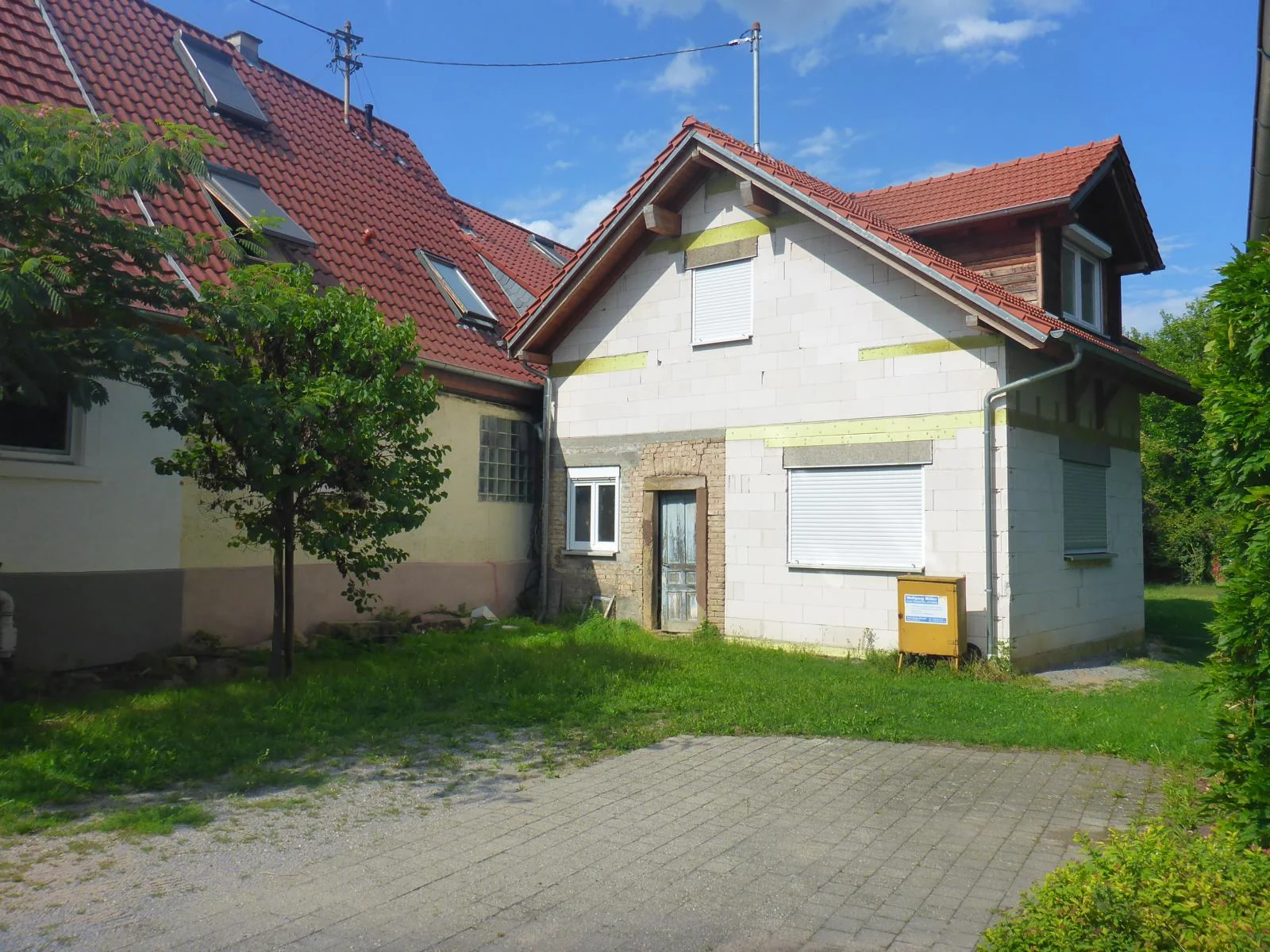 Graben-Neudorf / einzigartiges Gebäude-Ensemble aus Wohnhaus, Scheune und Rohbaugebäude auf tollem Grundstück direkt an der Heglach