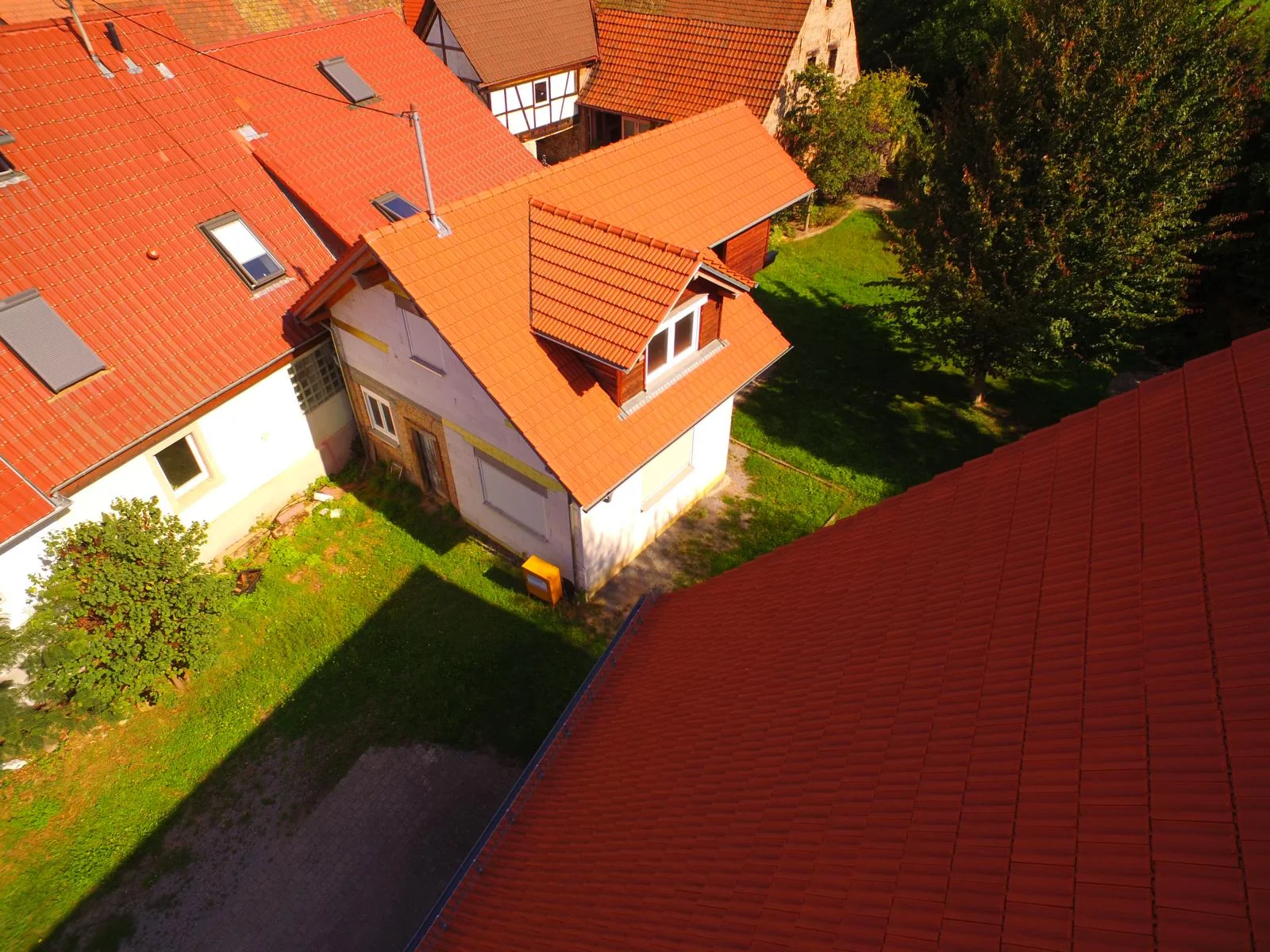Graben-Neudorf / einzigartiges Gebäude-Ensemble aus Wohnhaus, Scheune und Rohbaugebäude auf tollem Grundstück direkt an der Heglach