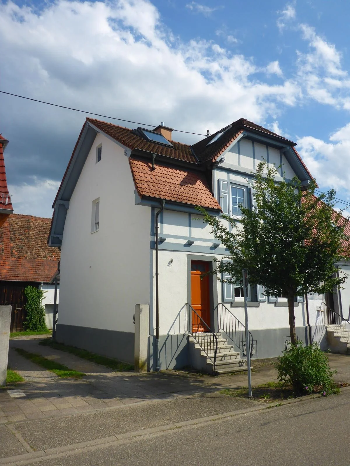 Graben-Neudorf / einzigartiges Gebäude-Ensemble aus Wohnhaus, Scheune und Rohbaugebäude auf tollem Grundstück direkt an der Heglach