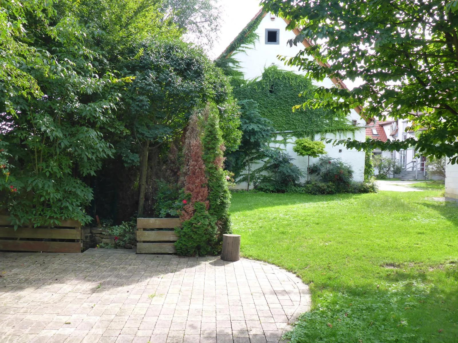 Graben-Neudorf / einzigartiges Gebäude-Ensemble aus Wohnhaus, Scheune und Rohbaugebäude auf tollem Grundstück direkt an der Heglach