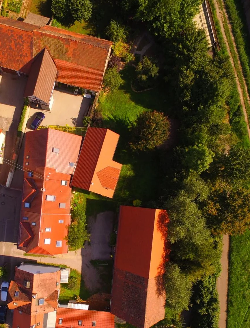 Graben-Neudorf / einzigartiges Gebäude-Ensemble aus Wohnhaus, Scheune und Rohbaugebäude auf tollem Grundstück direkt an der Heglach