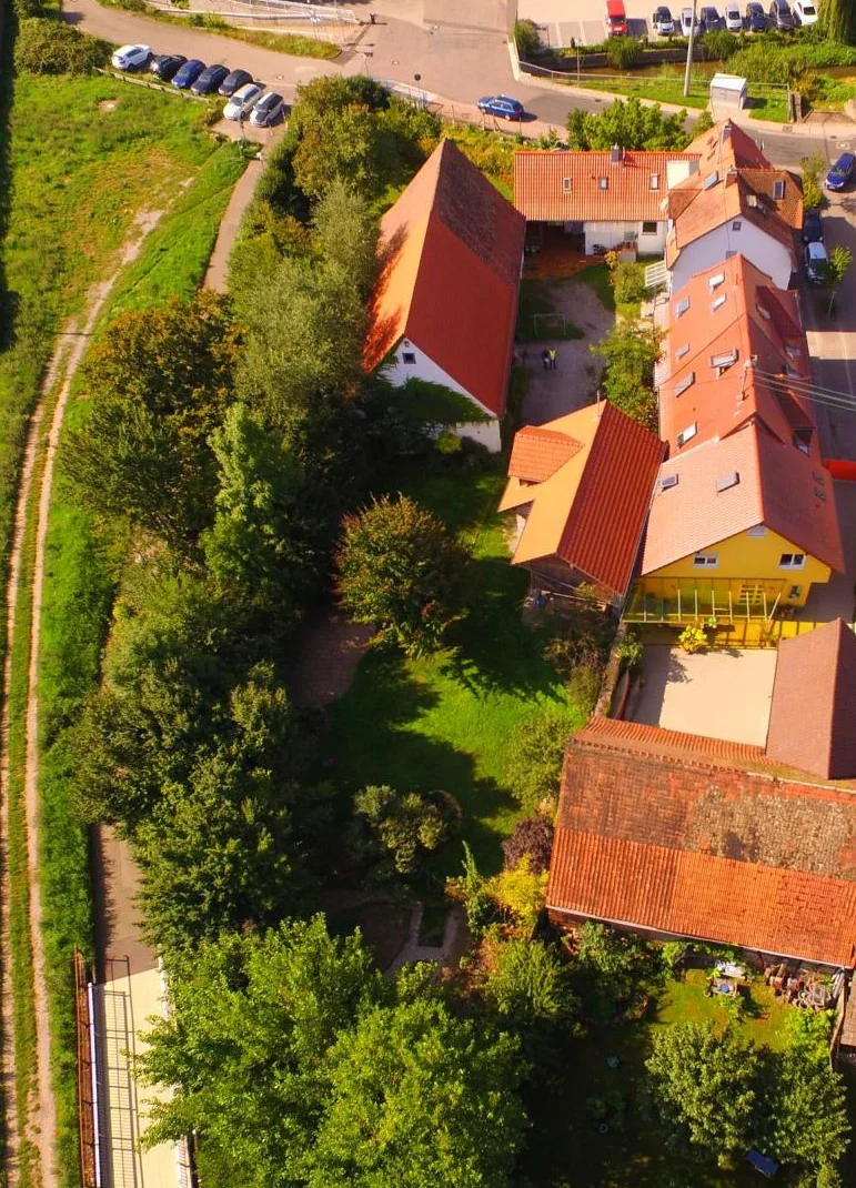 Graben-Neudorf / einzigartiges Gebäude-Ensemble aus Wohnhaus, Scheune und Rohbaugebäude auf tollem Grundstück direkt an der Heglach