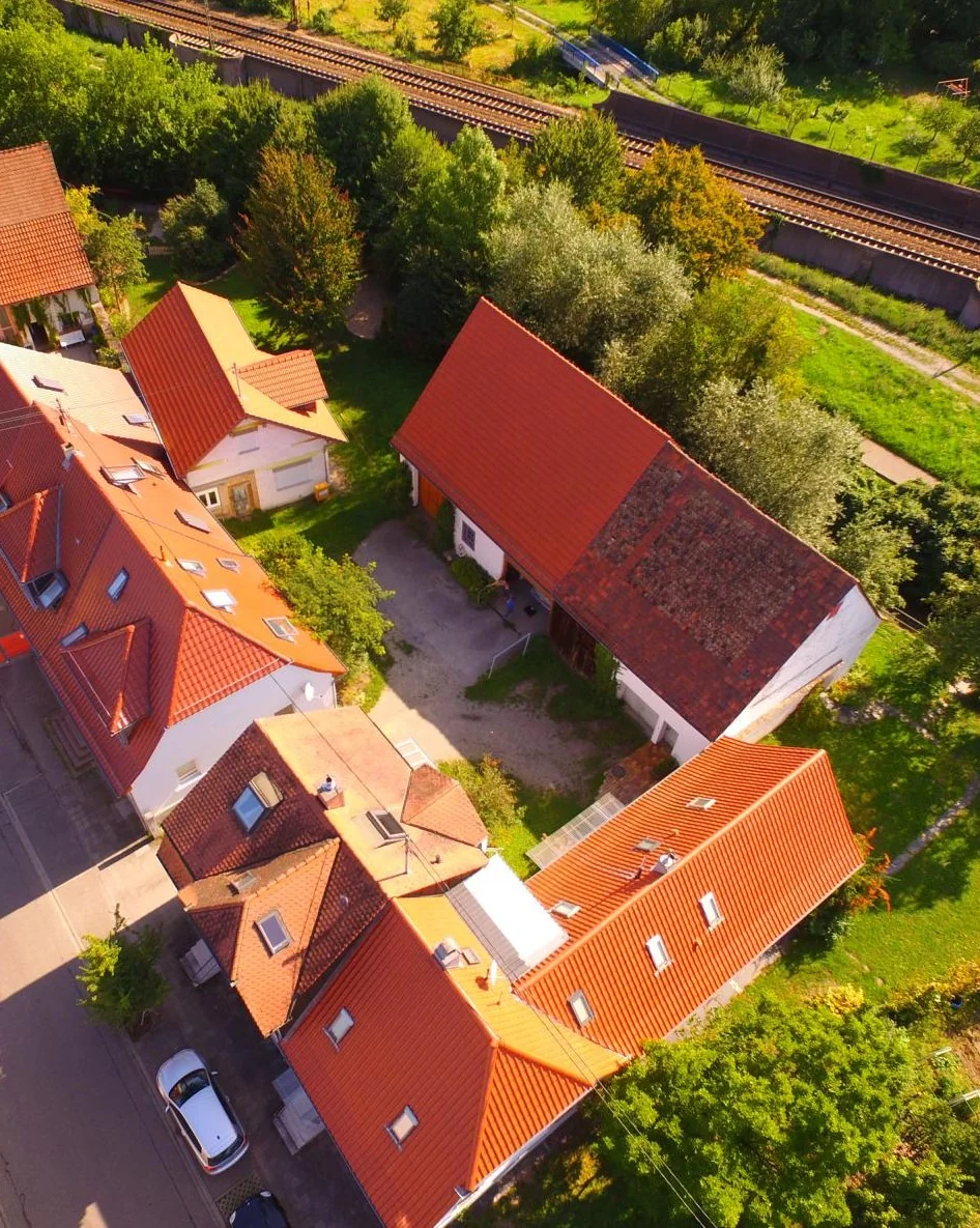 Graben-Neudorf / einzigartiges Gebäude-Ensemble aus Wohnhaus, Scheune und Rohbaugebäude auf tollem Grundstück direkt an der Heglach