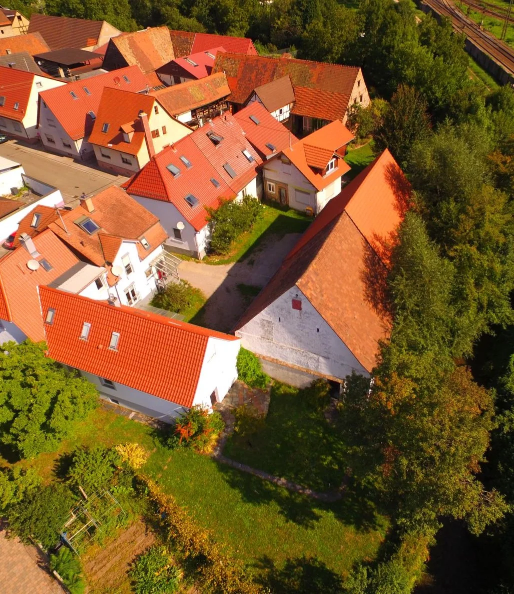 Graben-Neudorf / einzigartiges Gebäude-Ensemble aus Wohnhaus, Scheune und Rohbaugebäude auf tollem Grundstück direkt an der Heglach
