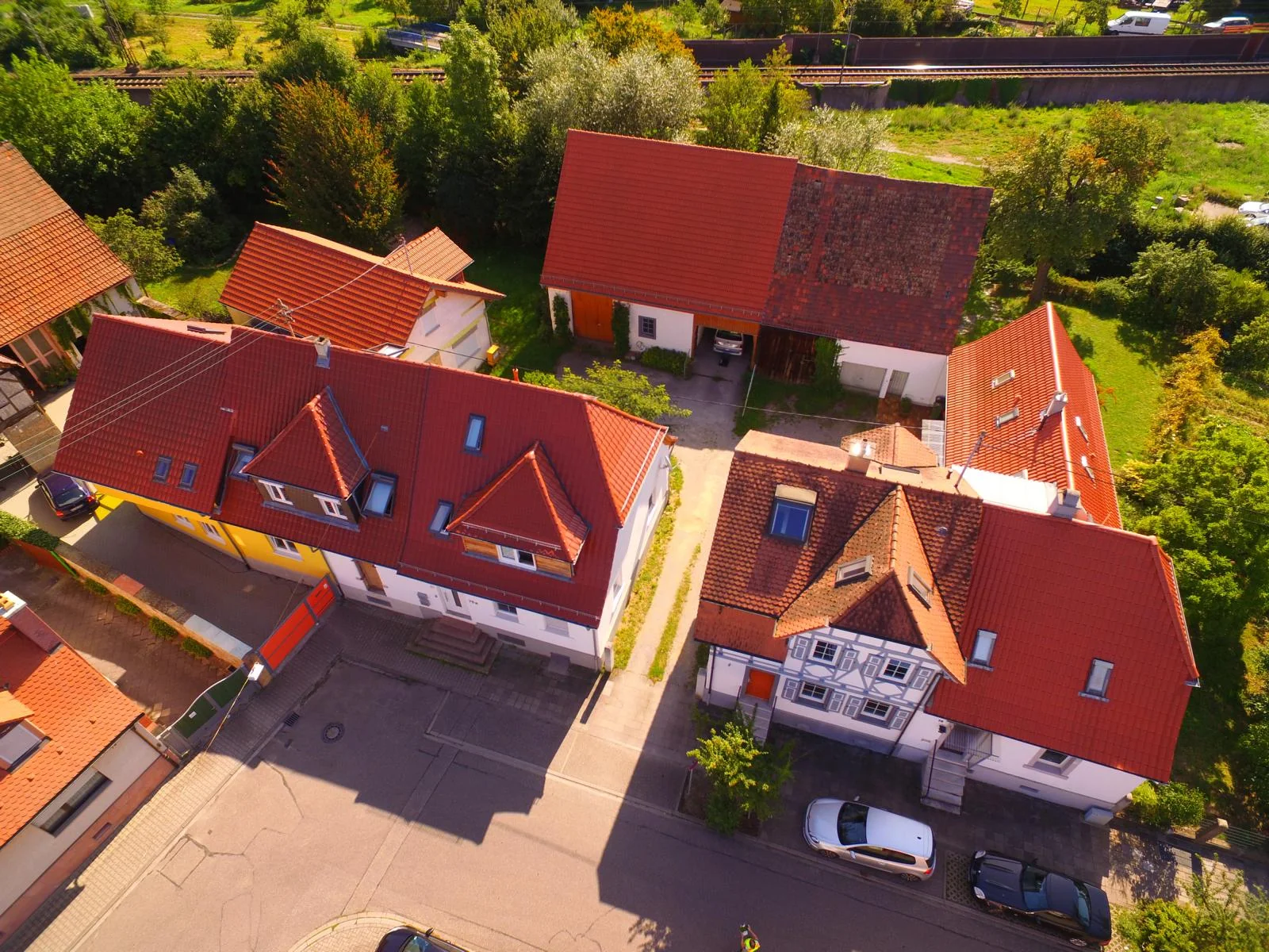 Graben-Neudorf / einzigartiges Gebäude-Ensemble aus Wohnhaus, Scheune und Rohbaugebäude auf tollem Grundstück direkt an der Heglach
