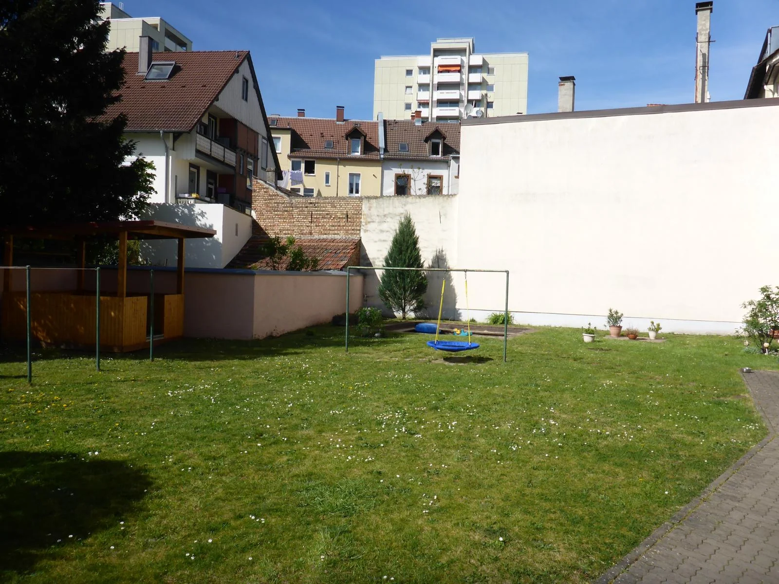 Karlsruhe-Durlach / helle, gemütliche & optimal geschnittene 3-Zimmer-Wohnung mit Einbauküche und West-Loggia in zentraler Lage / sofort bezugsfrei