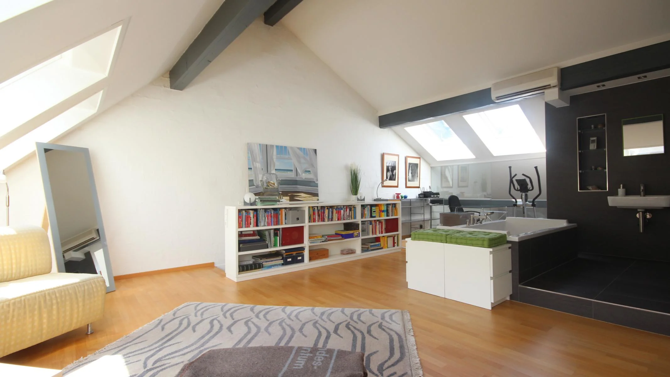 KA-Durlach-Guggelensberg / einzigartige und hochwertige 3,5-Zimmer-Maisonette-Wohnung mit Süd-West-Balkon und KFZ-Stellplatz in naturnaher Lage