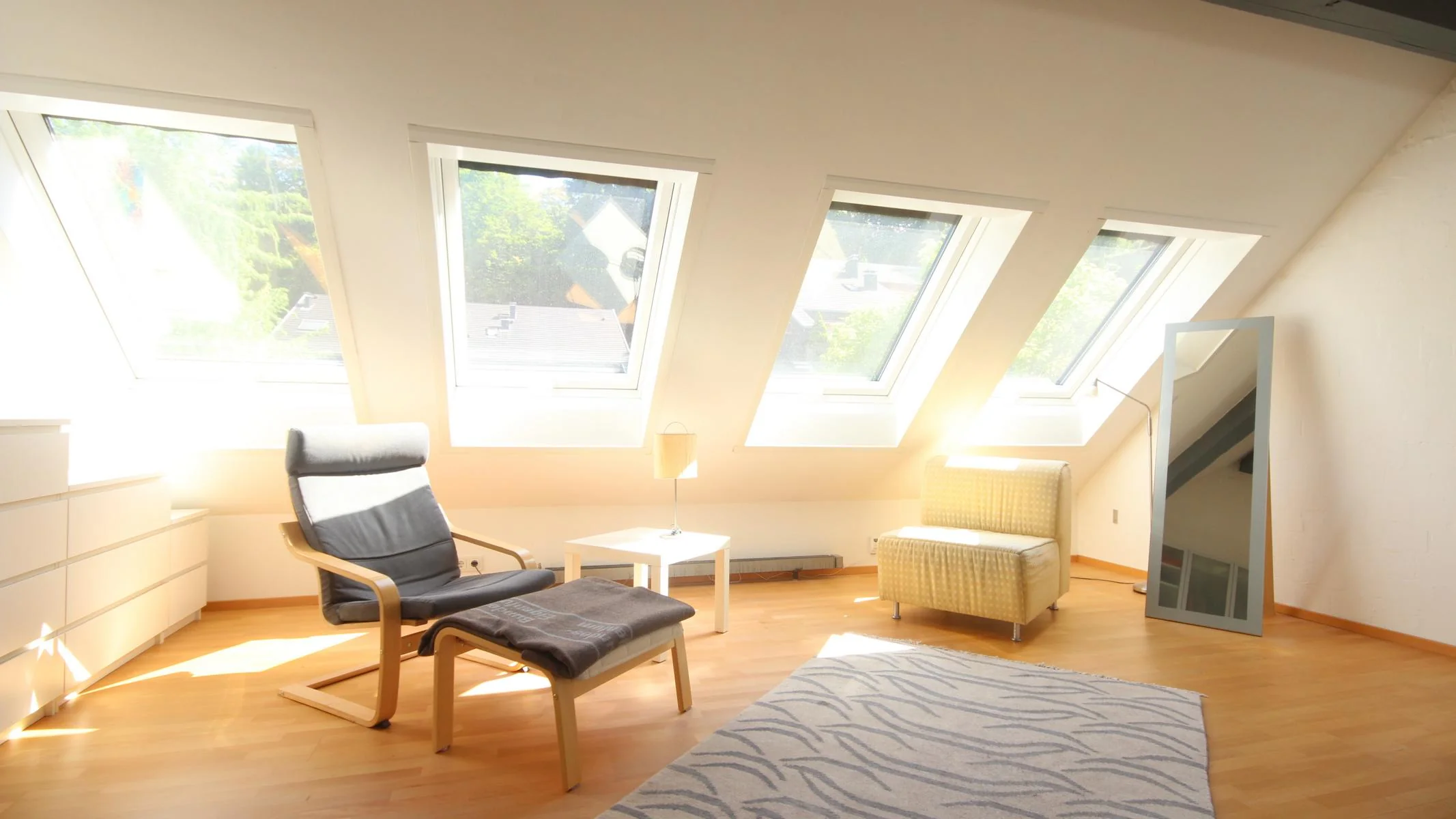 KA-Durlach-Guggelensberg / einzigartige und hochwertige 3,5-Zimmer-Maisonette-Wohnung mit Süd-West-Balkon und KFZ-Stellplatz in naturnaher Lage
